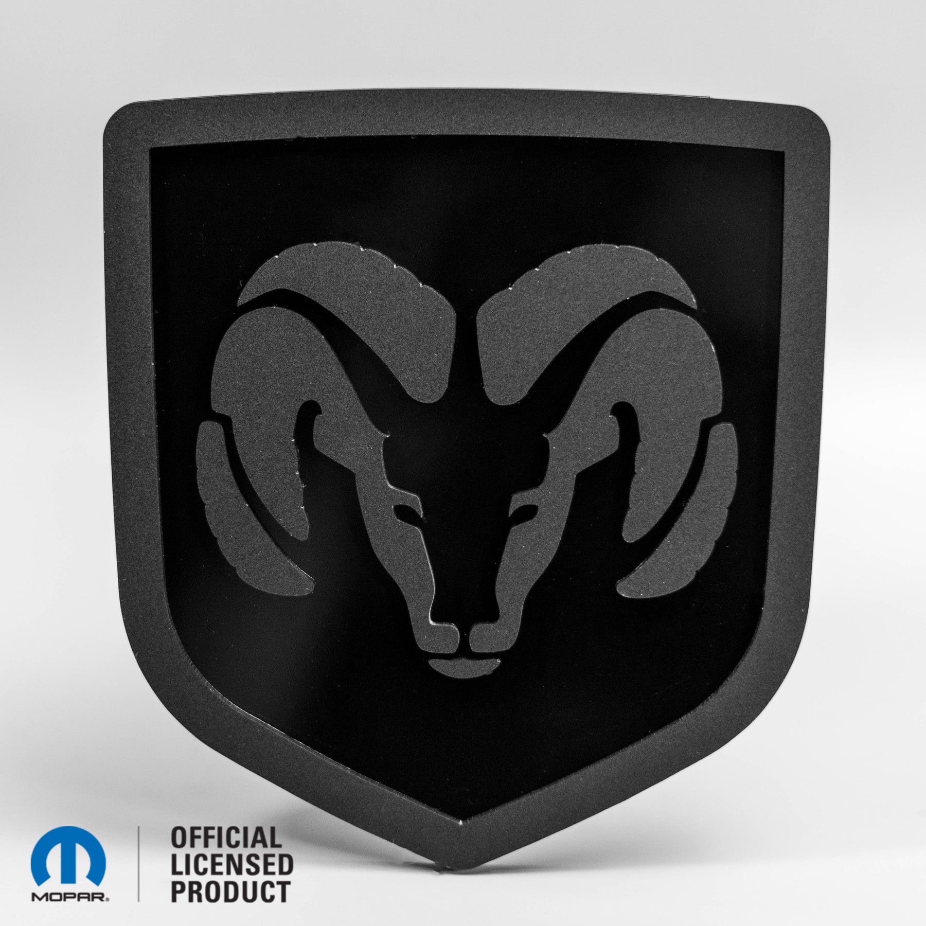 BADGE DE HAYON AVEC LOGO DE TÊTE DE RAM® STYLE 2 - CONVIENT AUX HAYONS DODGE® RAM® 2009-2018 - 1500, 2500, 3500 - MAT SUR BRILLANT - Produit sous licence officielle