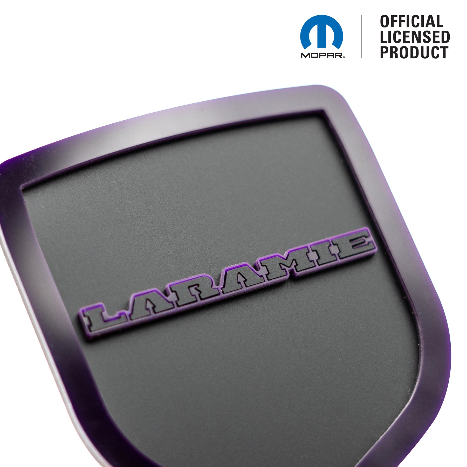 BADGE DE HAYON AVEC LOGO DE TÊTE DE RAM® STYLE 1 - CONVIENT AUX HAYONS DODGE® RAM® 2009-2018 - 1500, 2500, 3500 - BLANC SUR BRILLANT - Produit sous licence officielle