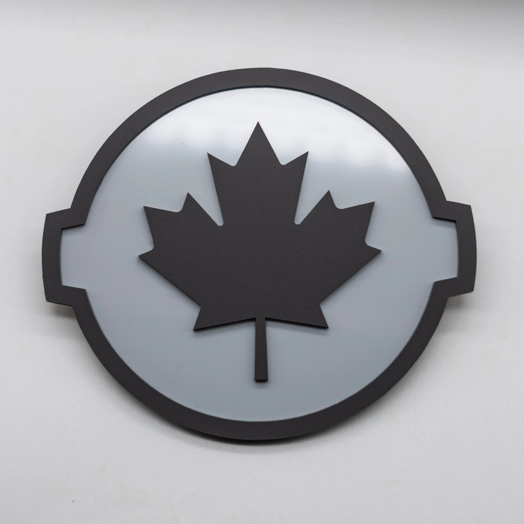 Écusson canadien - Compatible avec la calandre Nissan® Titan® 2016-2024 - Noir sur gris
