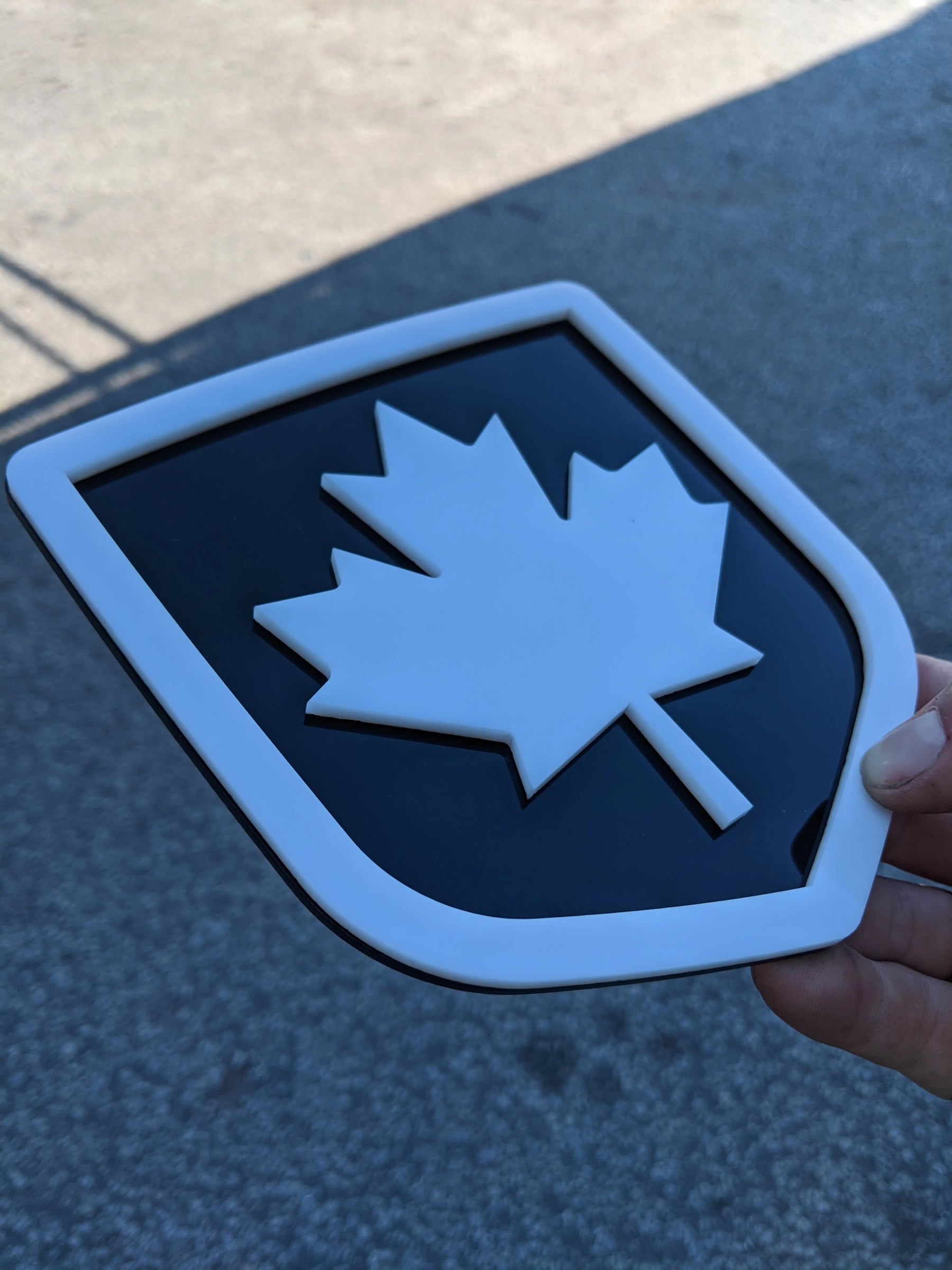 Badge Canada - Compatible avec les modèles Dodge® Ram® 2009-2018 à hayon -1500, 2500, 3500 - Blanc sur noir