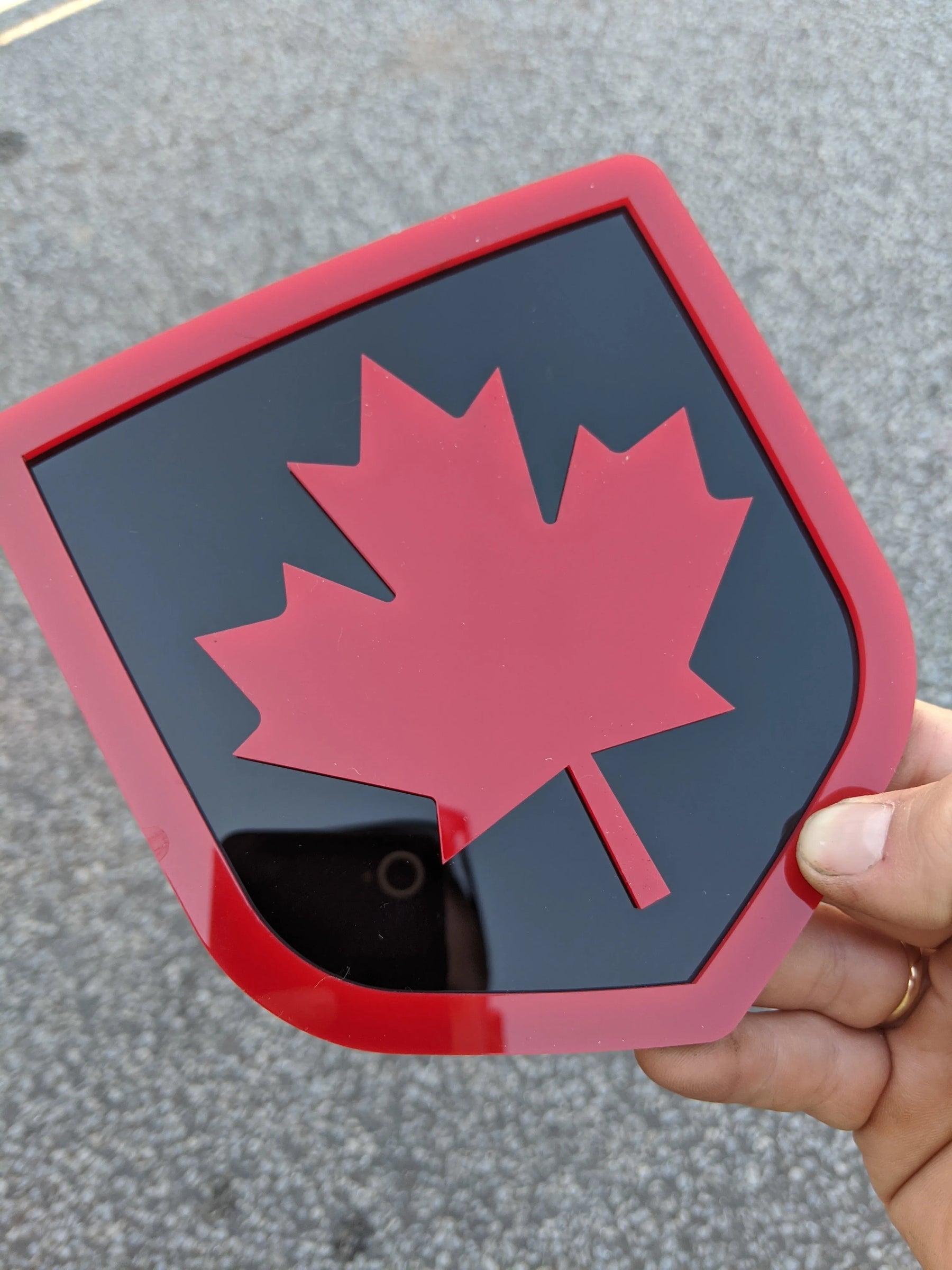Badge Canada - Compatible avec les modèles Dodge® Ram® Tailgate 2009-2018 - 1500, 2500, 3500 - Rouge sur noir