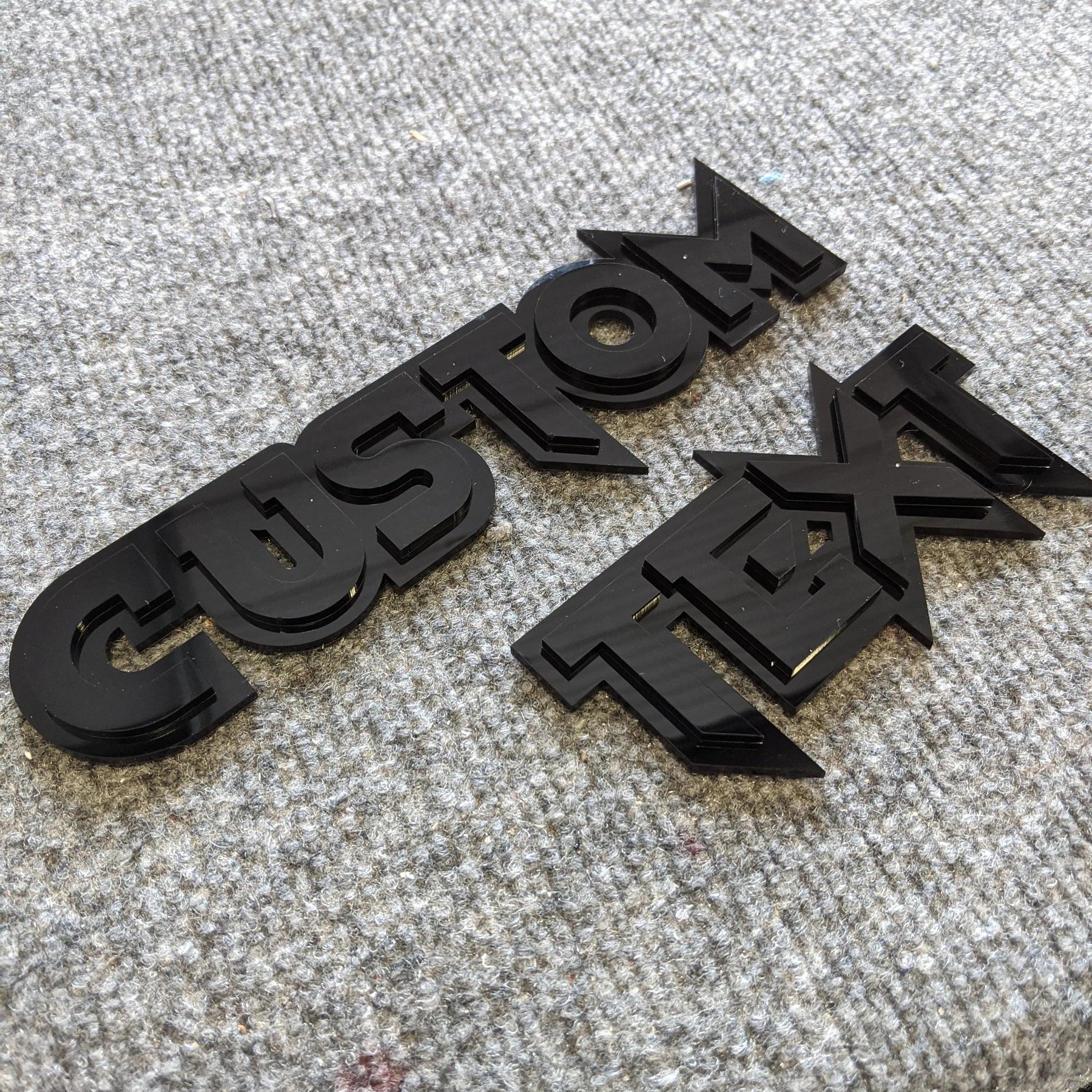 Badge texte personnalisé - Police en gras - Choisissez vos couleurs