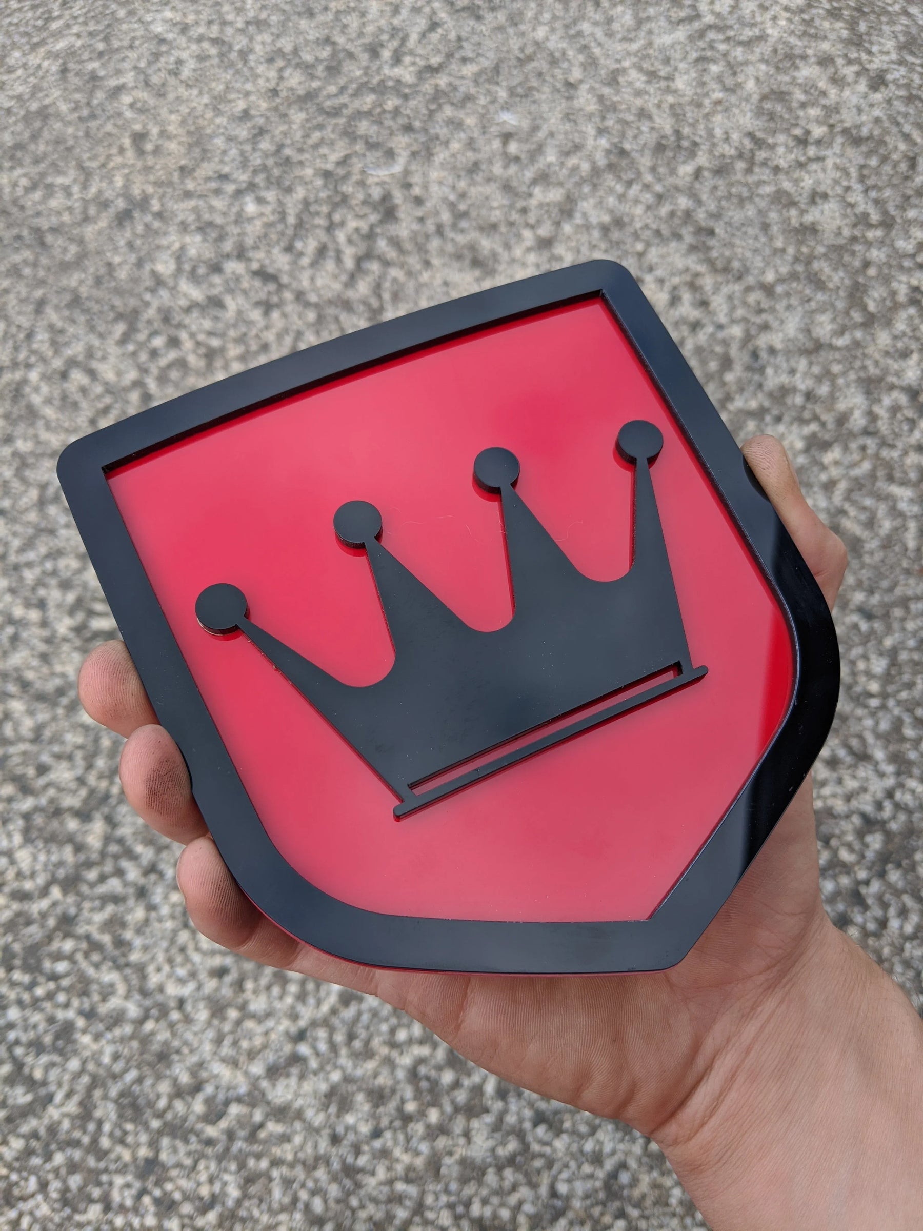 Badge couronne - Compatible avec hayon Dodge® Ram® 2009-2018 - 1500, 2500, 3500 - Noir sur rouge