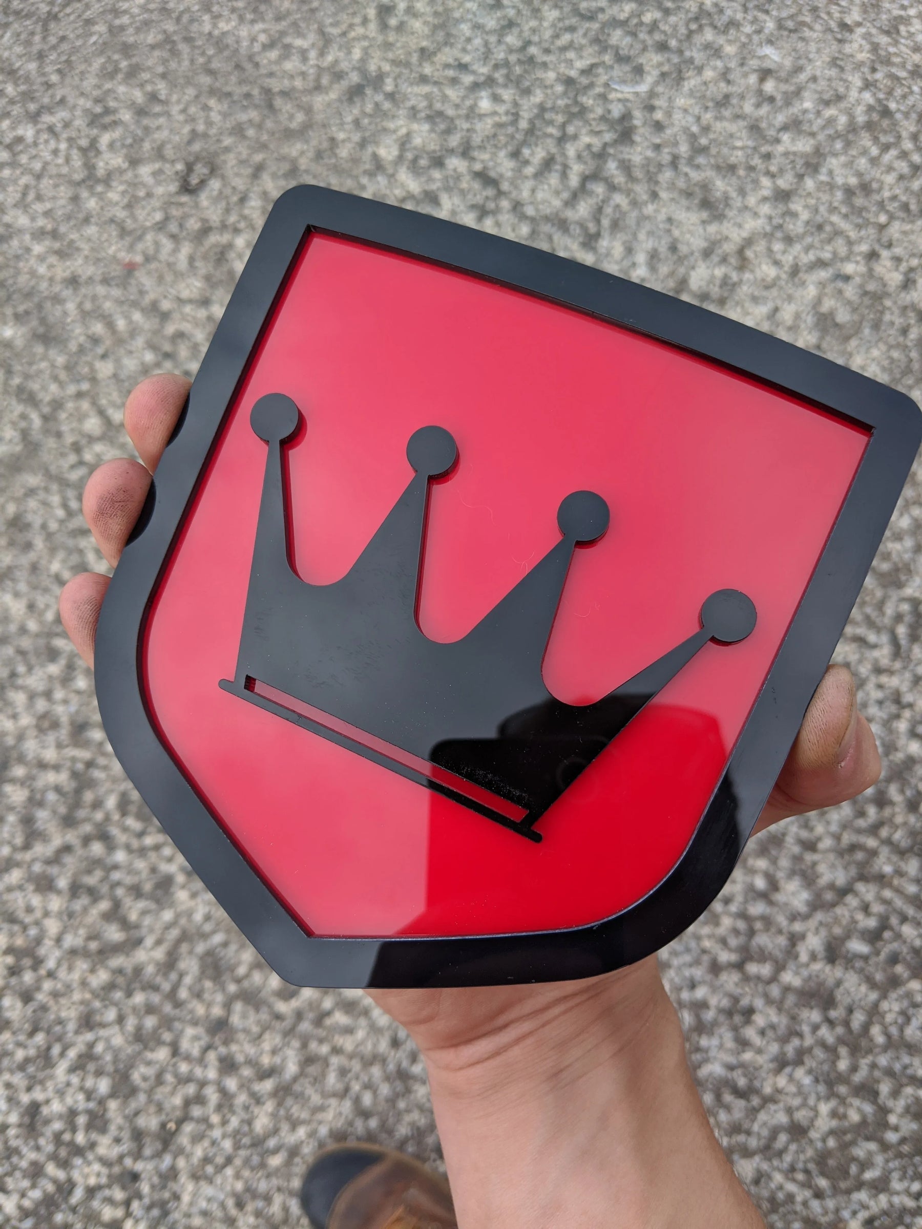 Badge couronne - Compatible avec hayon Dodge® Ram® 2009-2018 - 1500, 2500, 3500 - Noir sur rouge