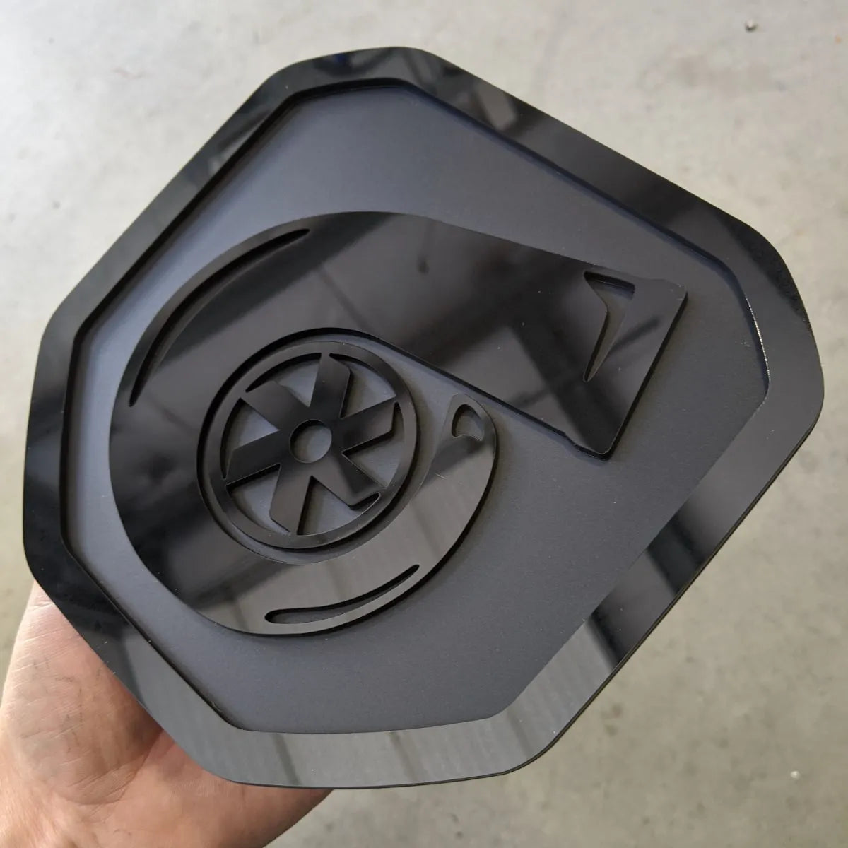 Badge Turbo - Compatible avec les modèles Dodge® Ram® Tailgate 2019+ (5e génération) - 1500, 2500, 3500 - Noir sur noir mat
