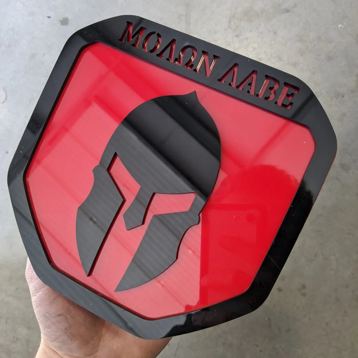 Badge Molon Labe - Compatible avec les modèles Dodge® Ram® Tailgate 2019+ (5e génération) - 1500, 2500, 3500 - Noir sur rouge