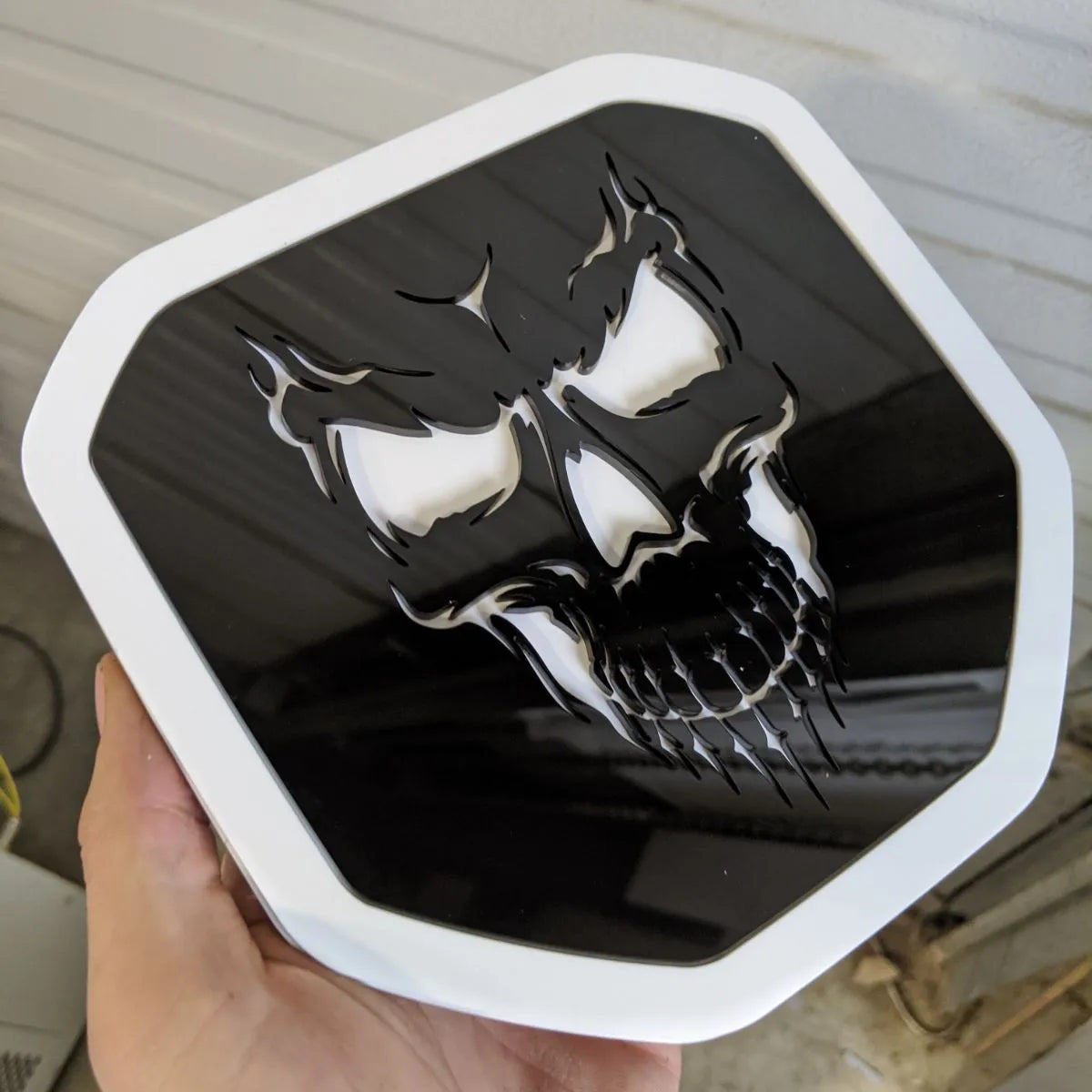 Badge tête de mort - Compatible avec les modèles Dodge® Ram® Tailgate 2019+ (5e génération) - 1500, 2500, 3500 - Contour noir et blanc