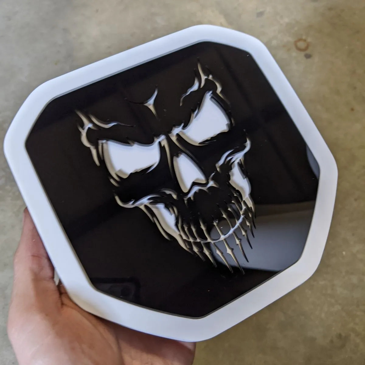 Badge tête de mort - Compatible avec les modèles Dodge® Ram® Tailgate 2019+ (5e génération) - 1500, 2500, 3500 - Contour noir et blanc