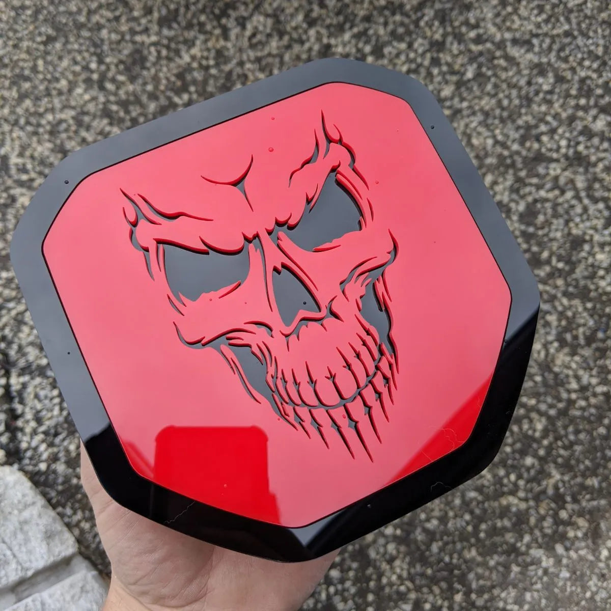 Badge tête de mort - Compatible avec les modèles Dodge® Ram® Tailgate 2019+ (5e génération) - 1500, 2500, 3500 - Contour rouge et noir