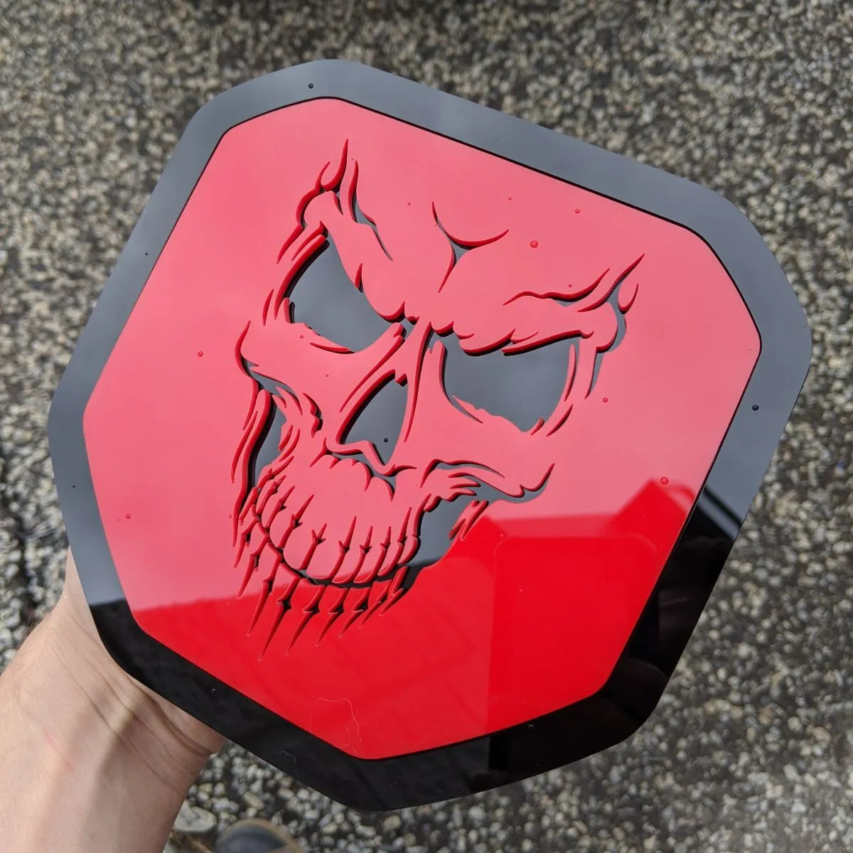 Badge tête de mort - Compatible avec les modèles Dodge® Ram® Tailgate 2019+ (5e génération) - 1500, 2500, 3500 - Contour rouge et noir