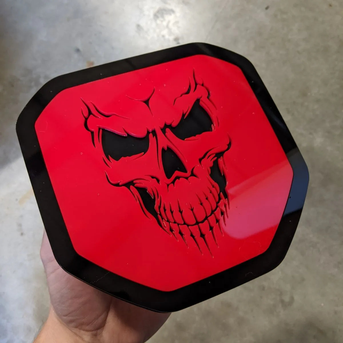 Badge tête de mort - Compatible avec les modèles Dodge® Ram® Tailgate 2019+ (5e génération) - 1500, 2500, 3500 - Contour rouge et noir