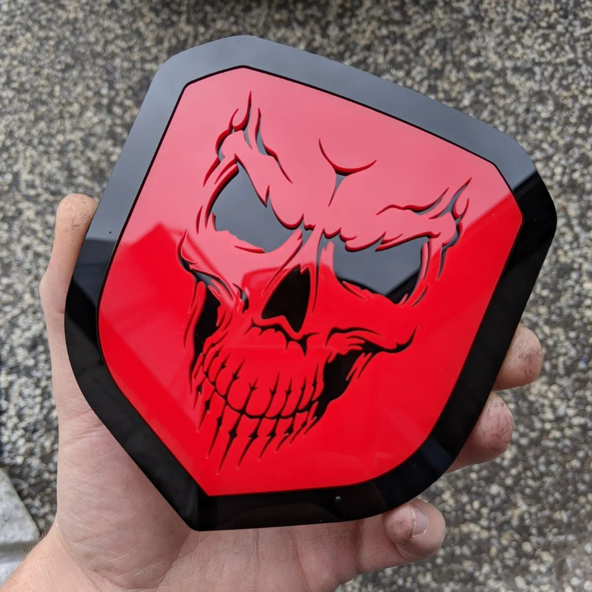 Badge tête de mort - Compatible avec les calandres Dodge® Ram® 2013-2018 - 1500, 2500, 3500 - Contour rouge et noir