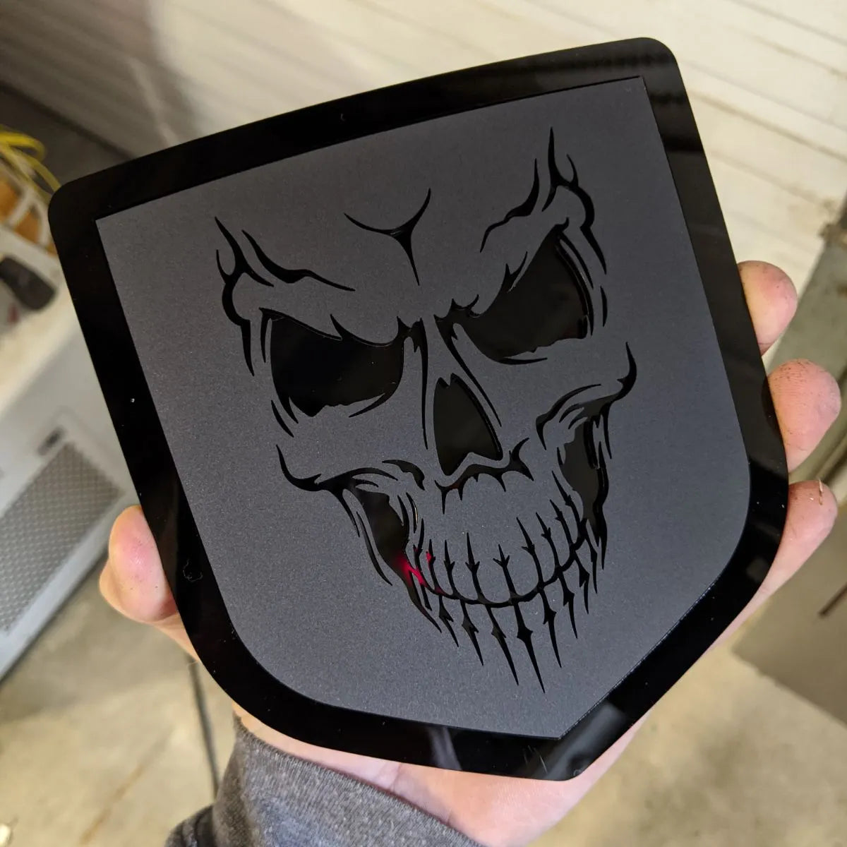 Badge tête de mort - Compatible avec les modèles Dodge® Ram® Tailgate 2009-2018 -1500, 2500, 3500 - Choisissez vos couleurs
