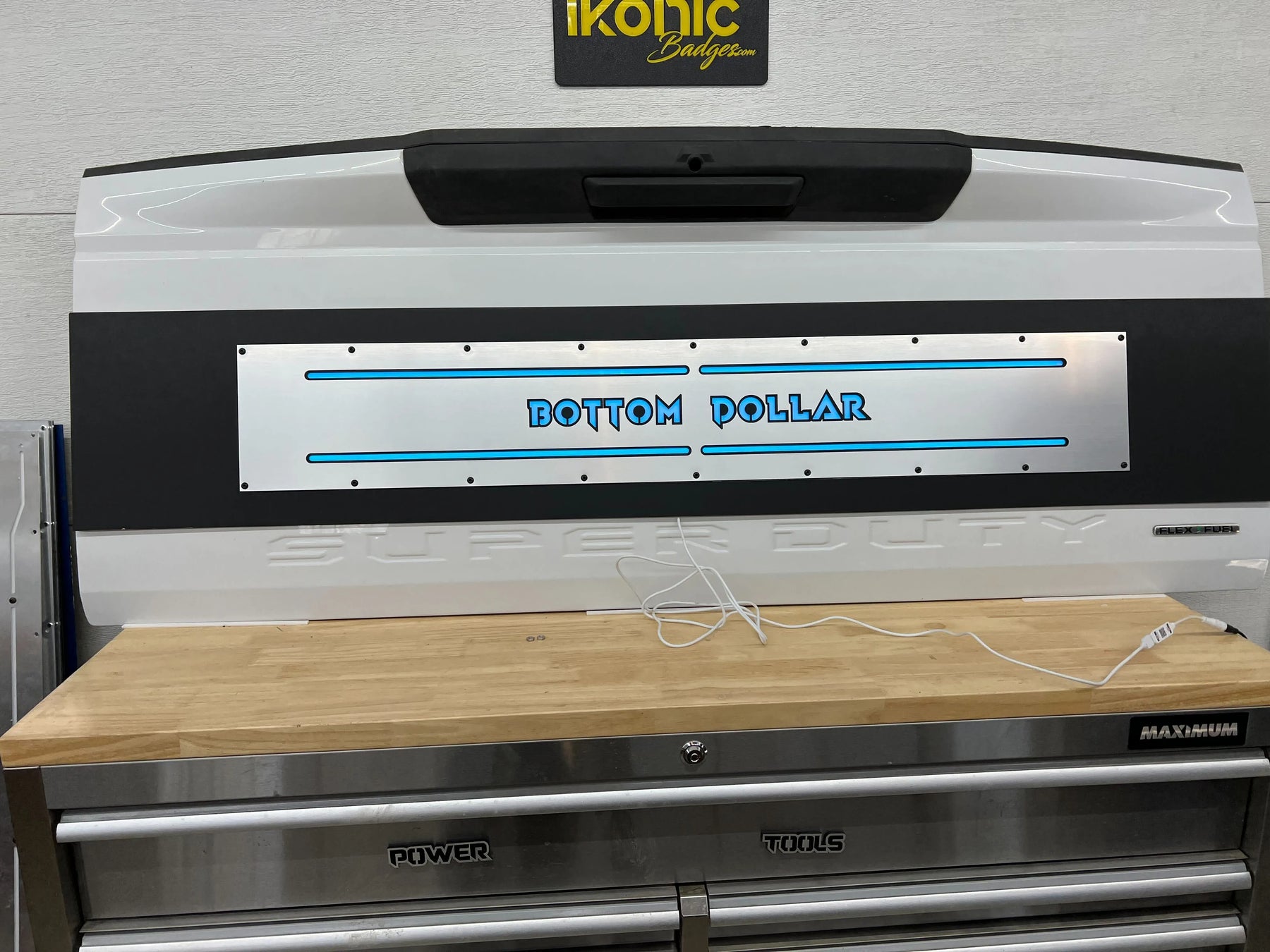 Applique de hayon à LED avec texte personnalisé - Compatible avec Ford® F250®, F350®, F450® 2017-2022