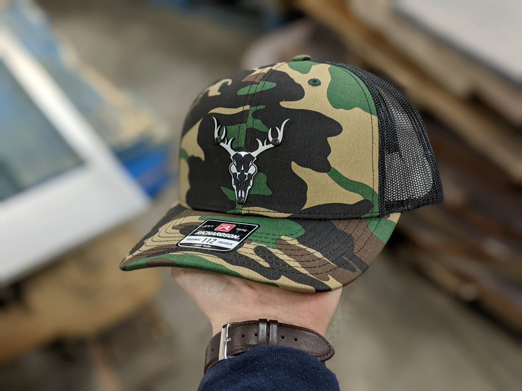 Chapeau avec badge tête de mort Buck - Badge brossé et noir