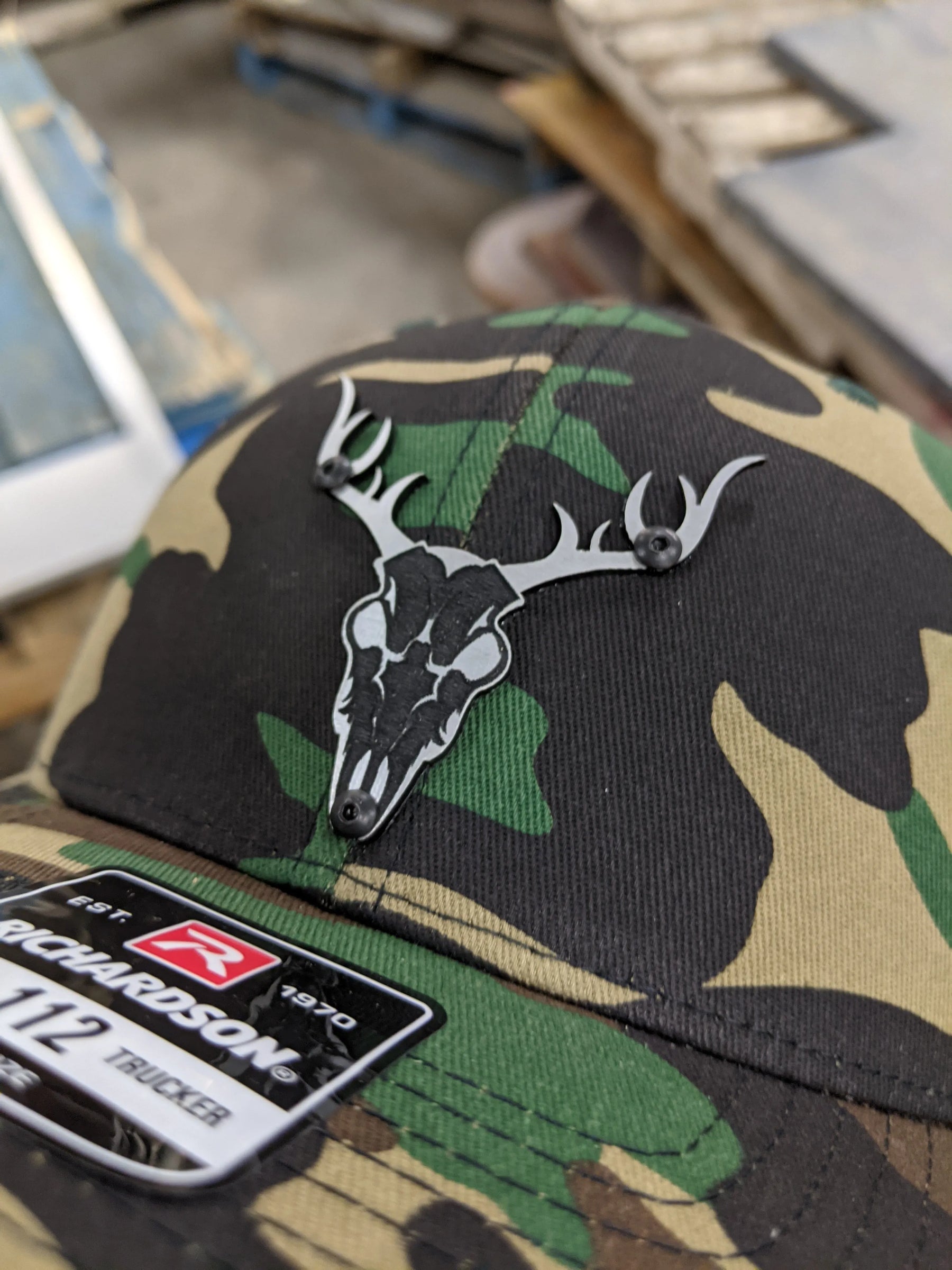 Chapeau avec badge tête de mort Buck - Badge brossé et noir