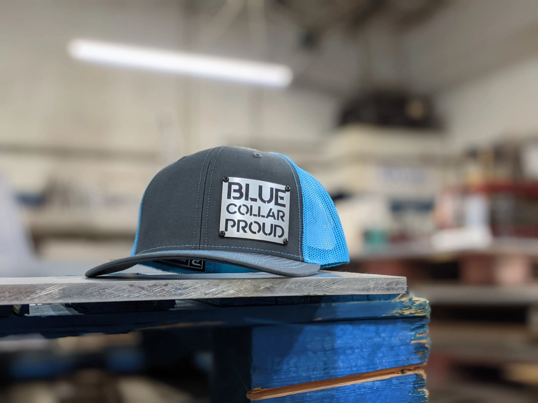 Casquette avec badge Blue Collar Proud - Acier inoxydable brossé et badge noir