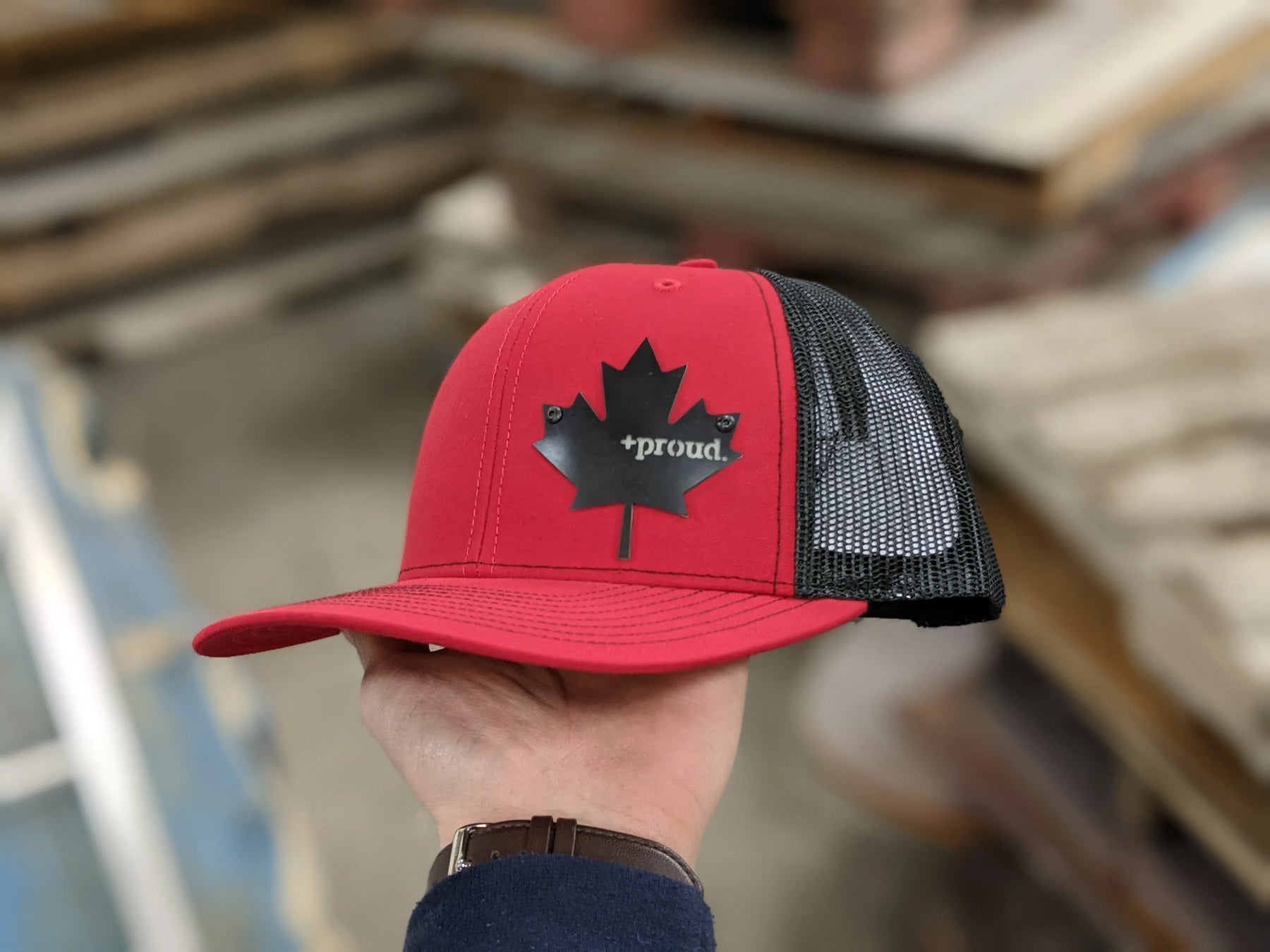 Casquette avec insigne « Canadien et fier » - Insigne noir et brillant