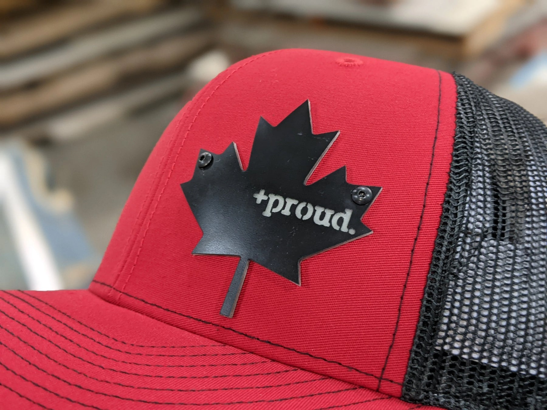 Casquette avec insigne « Canadien et fier » - Insigne noir et brillant