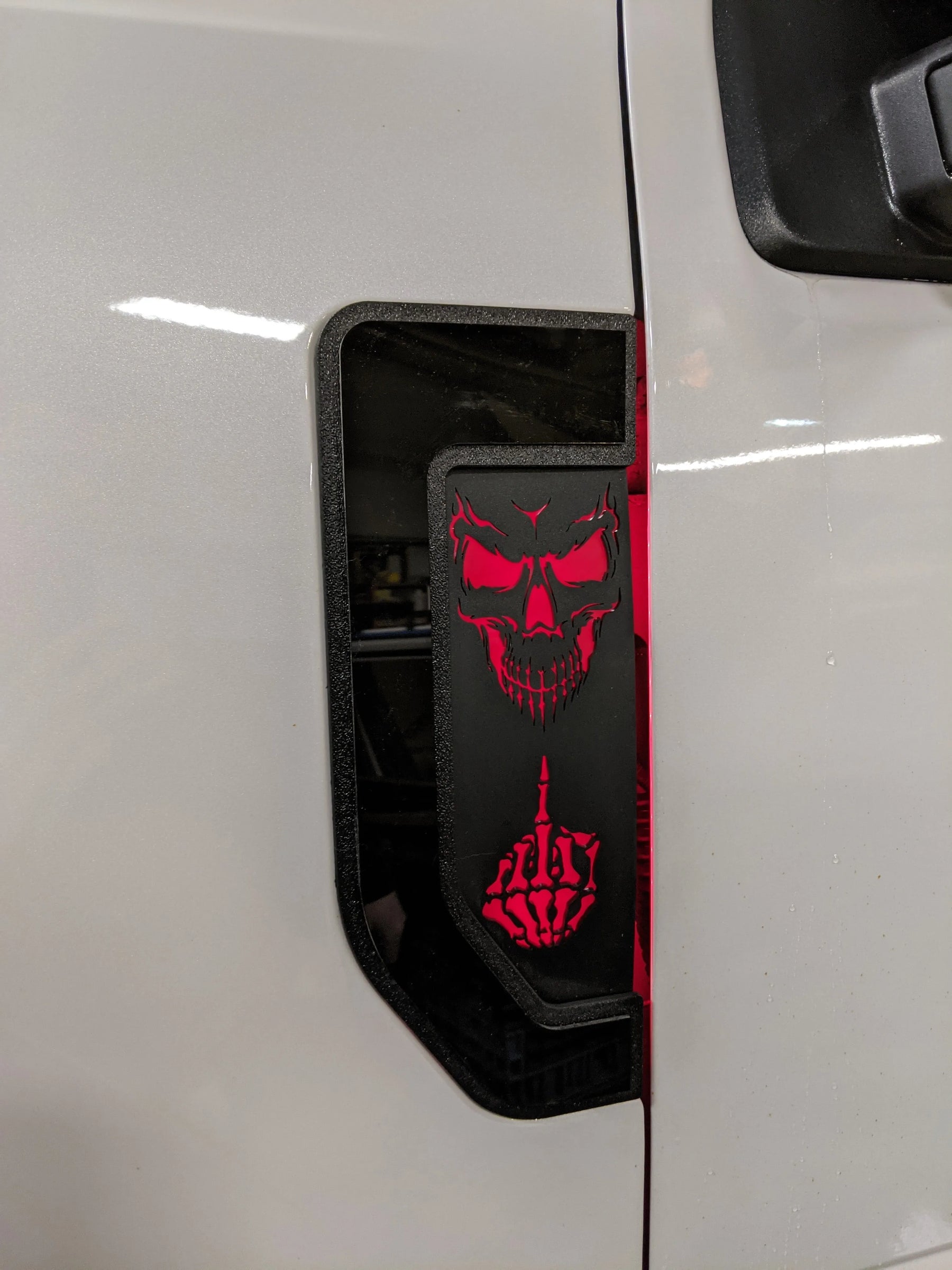 Ensemble d'insignes de garde-boue à LED avec tête de mort et majeur - Compatible avec Ford® F250®, F350®, F450® 2017-2022