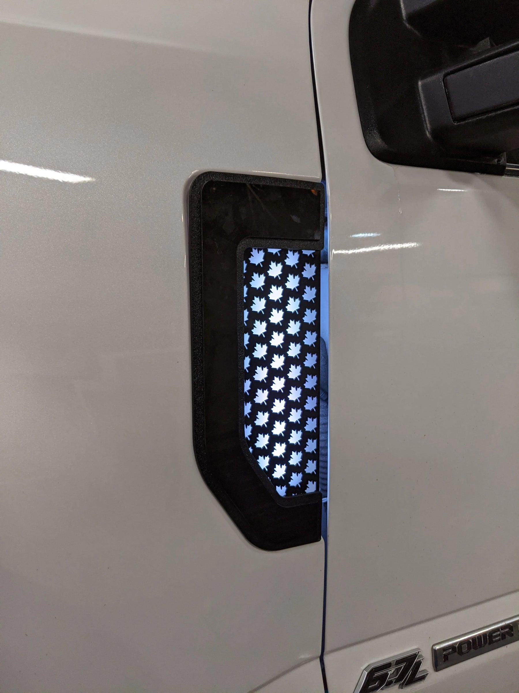 Ensemble d'insignes LED Canada Fender - Compatible avec Ford® F250®, F350®, F450® 2017-2022 - Noir
