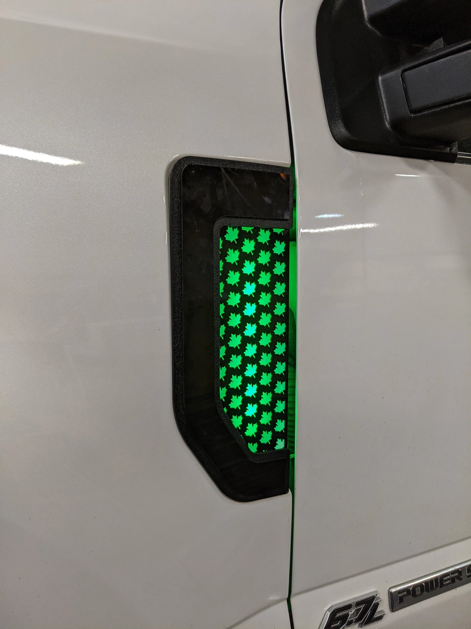 Ensemble d'insignes LED Canada Fender - Compatible avec Ford® F250®, F350®, F450® 2017-2022 - Noir