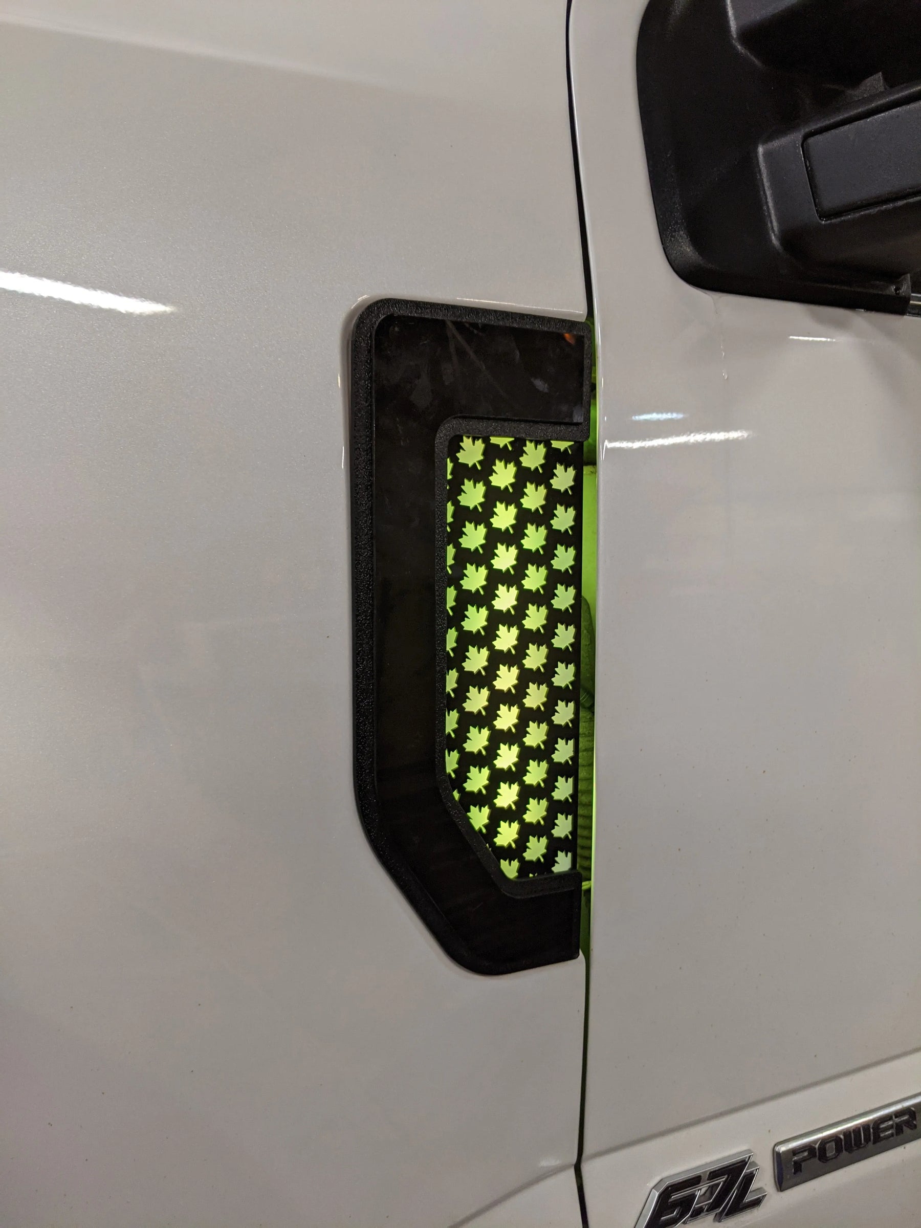 Ensemble d'insignes LED Canada Fender - Compatible avec Ford® F250®, F350®, F450® 2017-2022 - Noir