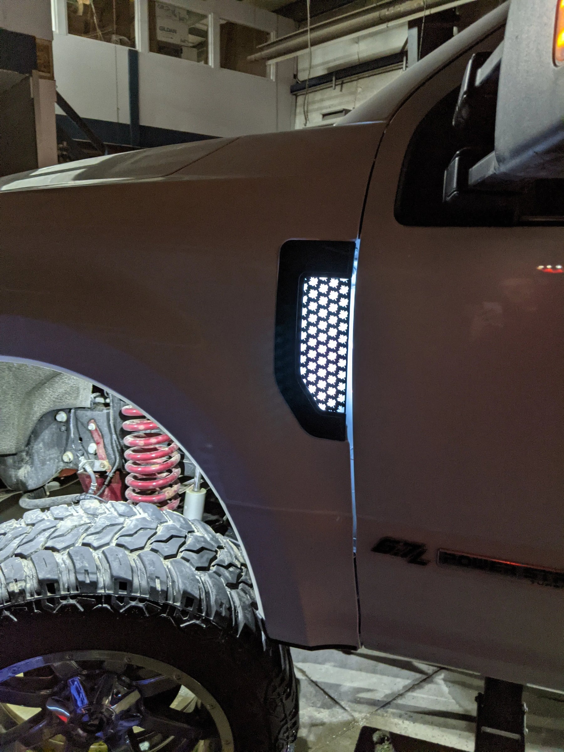 Ensemble d'insignes LED Canada Fender - Compatible avec Ford® F250®, F350®, F450® 2017-2022 - Noir