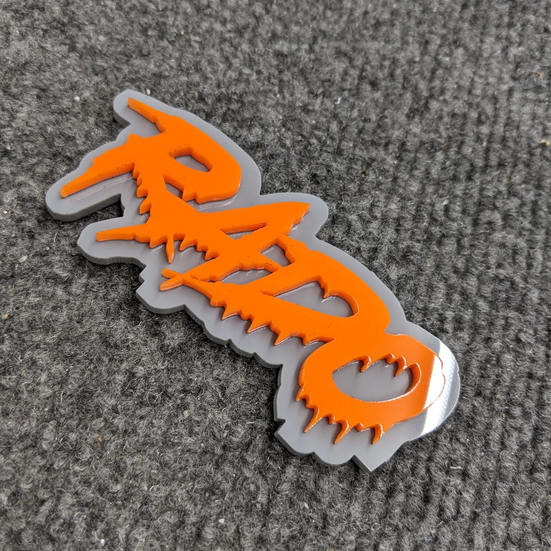 Badge de véhicule avec texte personnalisé - Police goutte à goutte - Double couche - Plusieurs choix de couleurs disponibles