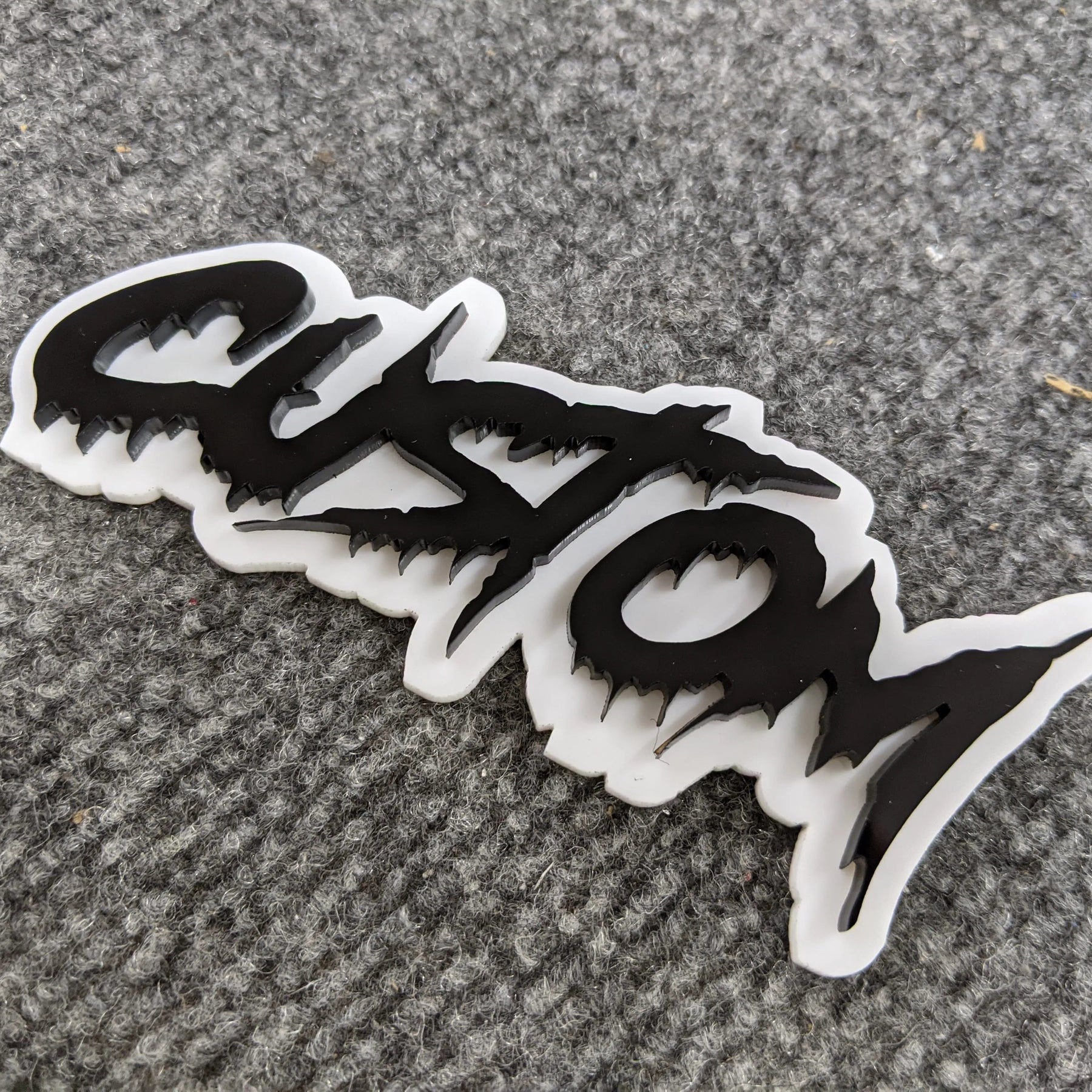 Badge de véhicule avec texte personnalisé - Police goutte à goutte - Double couche - Plusieurs choix de couleurs disponibles
