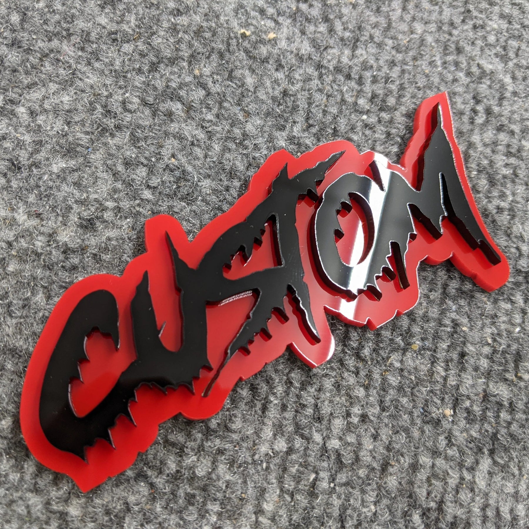 Badge de véhicule avec texte personnalisé - Police goutte à goutte - Double couche - Plusieurs choix de couleurs disponibles