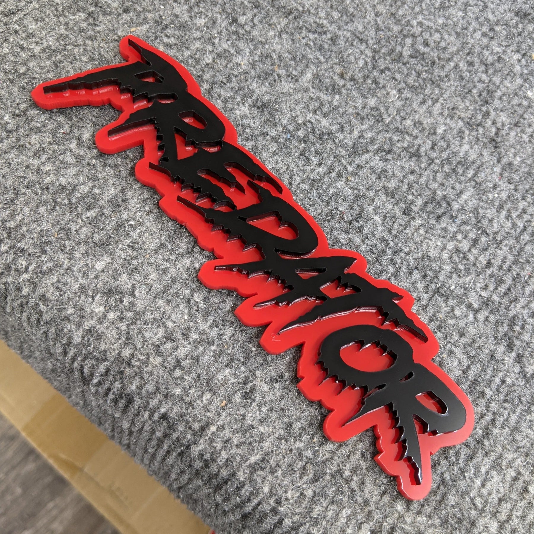 Badge de véhicule avec texte personnalisé - Police goutte à goutte - Double couche - Plusieurs choix de couleurs disponibles