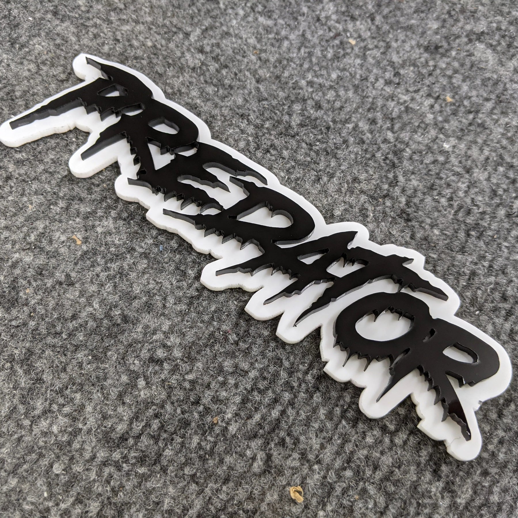 Badge de véhicule avec texte personnalisé - Police goutte à goutte - Double couche - Plusieurs choix de couleurs disponibles