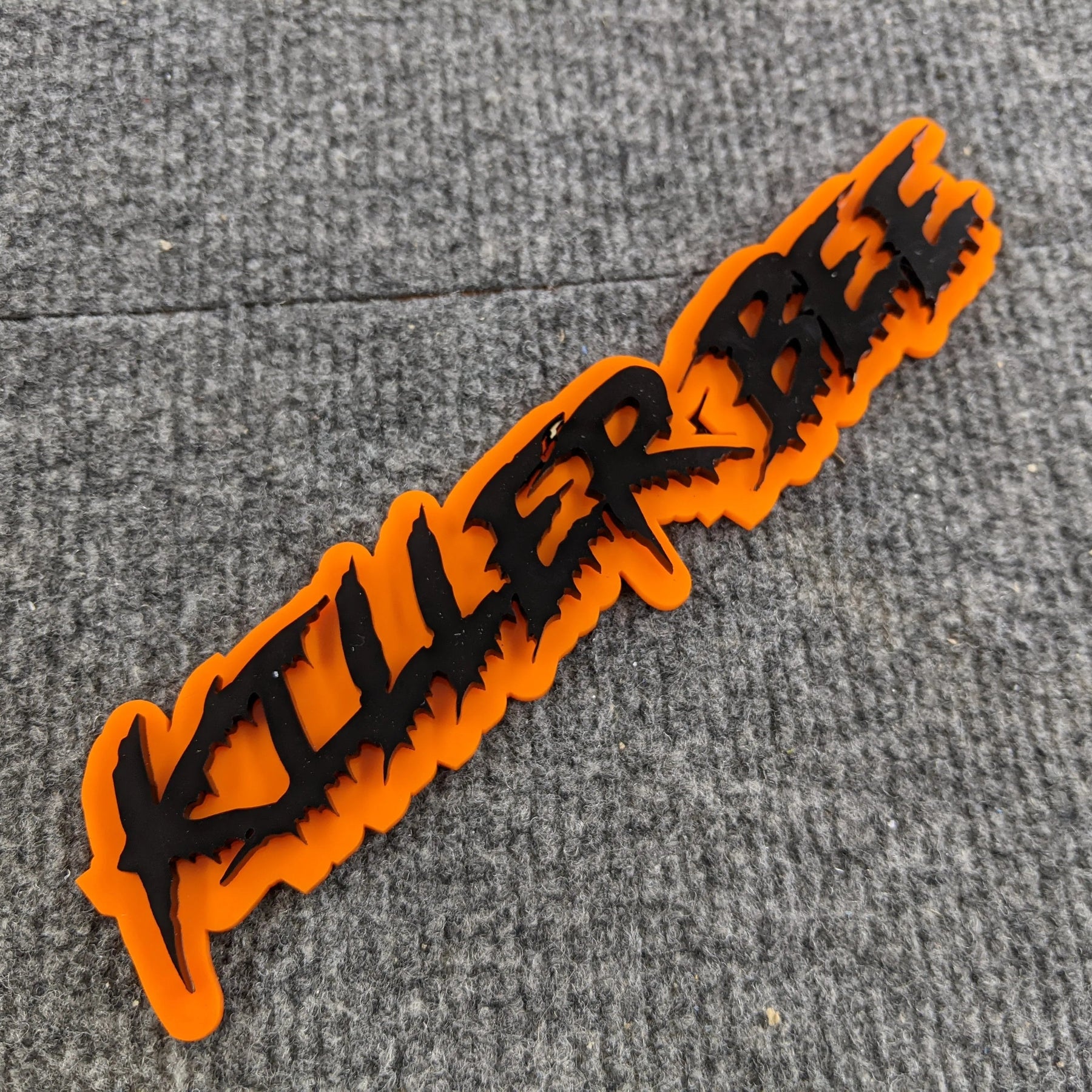 Badge de véhicule avec texte personnalisé - Police goutte à goutte - Double couche - Plusieurs choix de couleurs disponibles