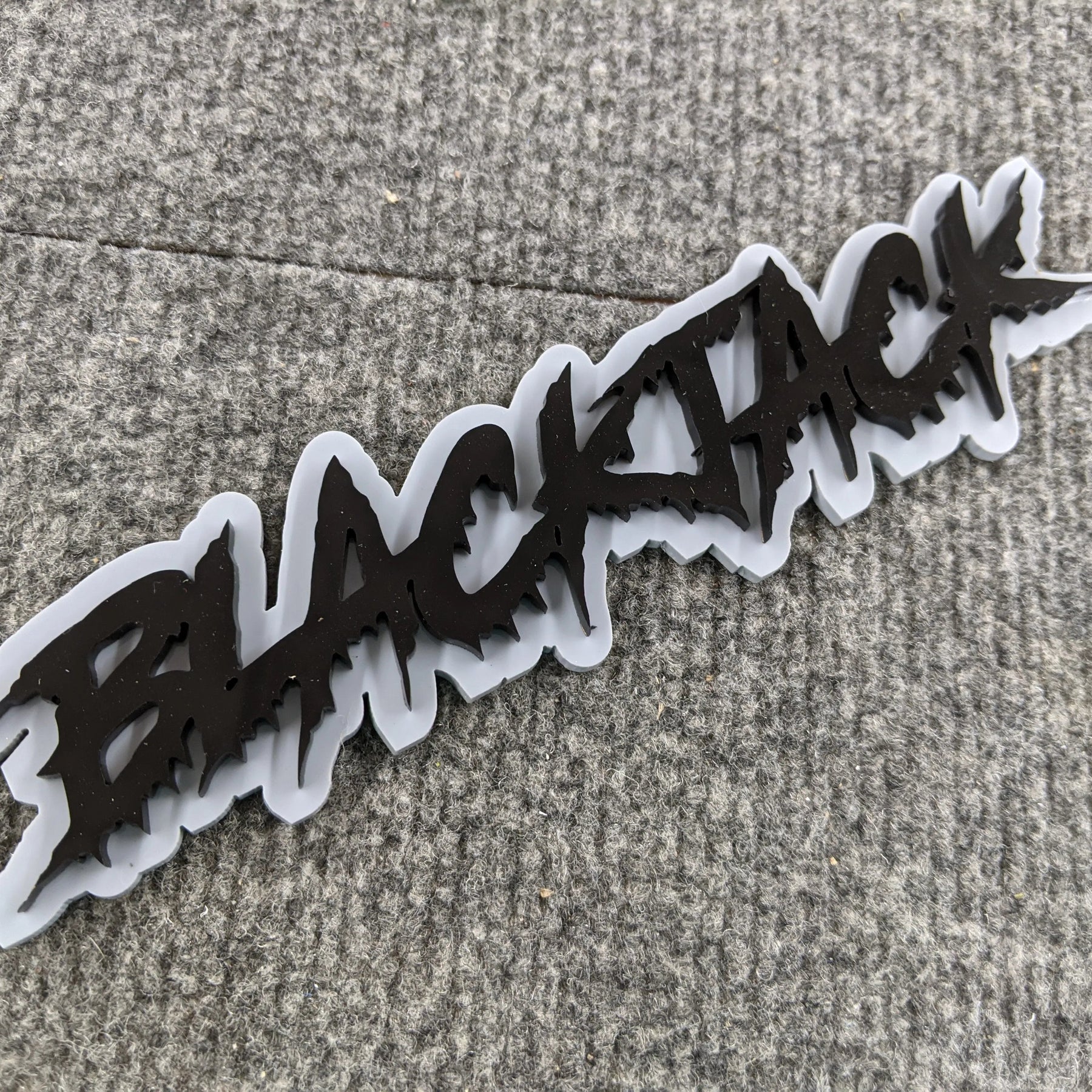 Badge de véhicule avec texte personnalisé - Police goutte à goutte - Double couche - Plusieurs choix de couleurs disponibles