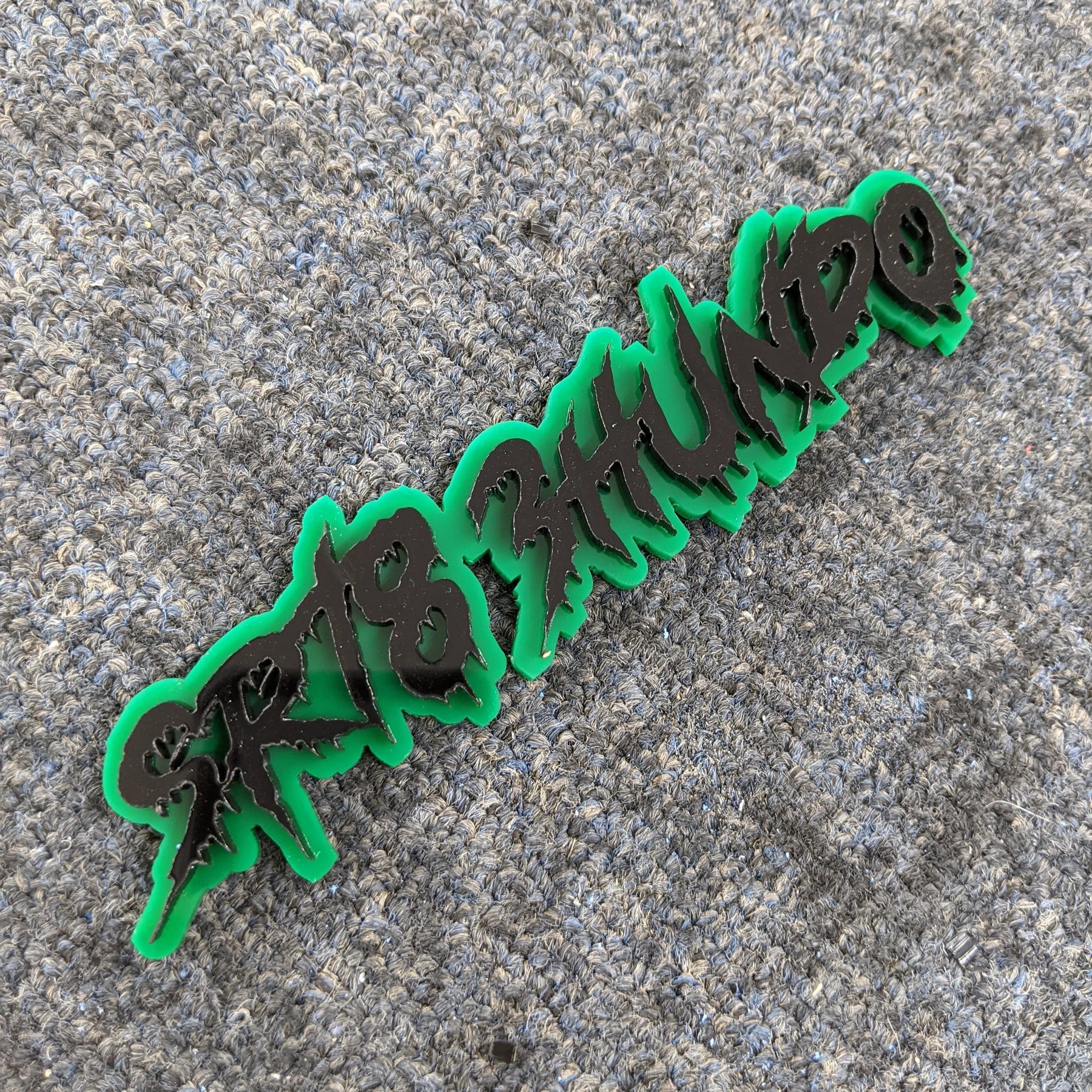 Badge de véhicule avec texte personnalisé - Police goutte à goutte - Double couche - Plusieurs choix de couleurs disponibles