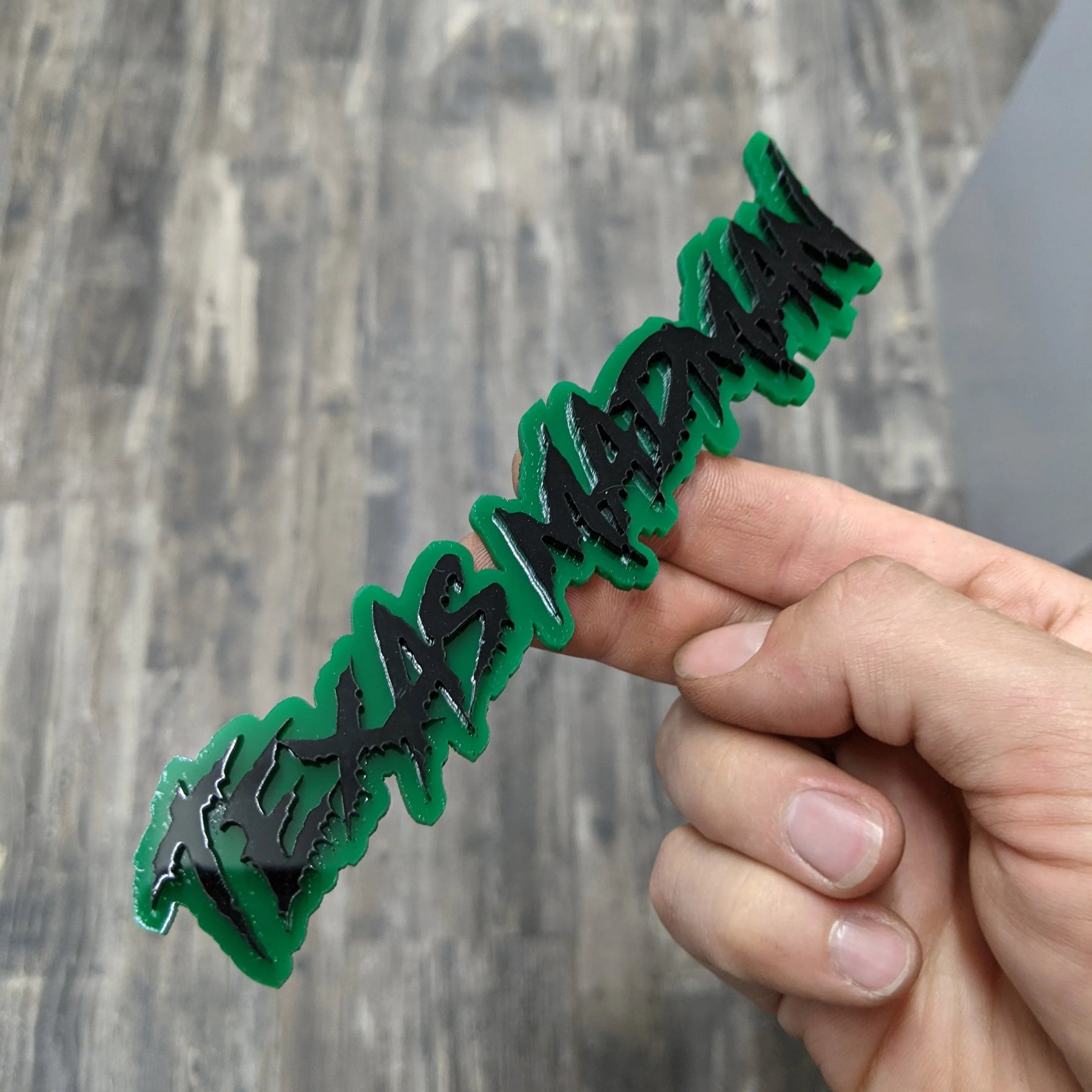 Badge de véhicule avec texte personnalisé - Police goutte à goutte - Double couche - Plusieurs choix de couleurs disponibles