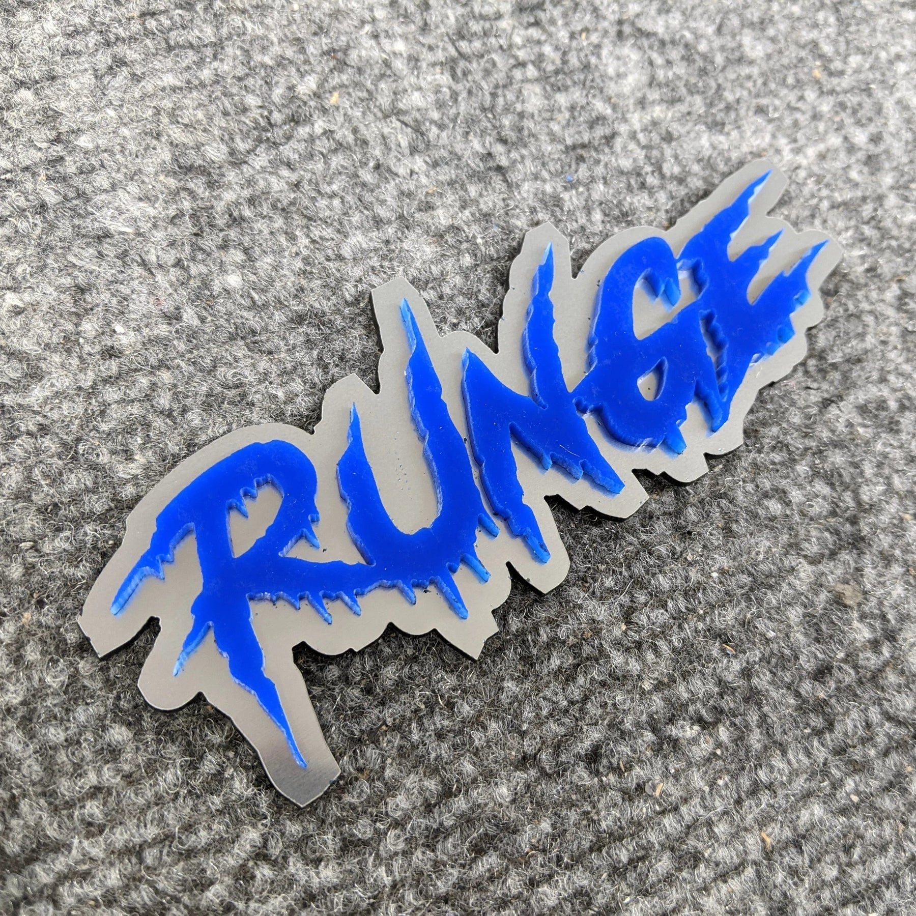 Badge de véhicule avec texte personnalisé - Police goutte à goutte - Double couche - Plusieurs choix de couleurs disponibles