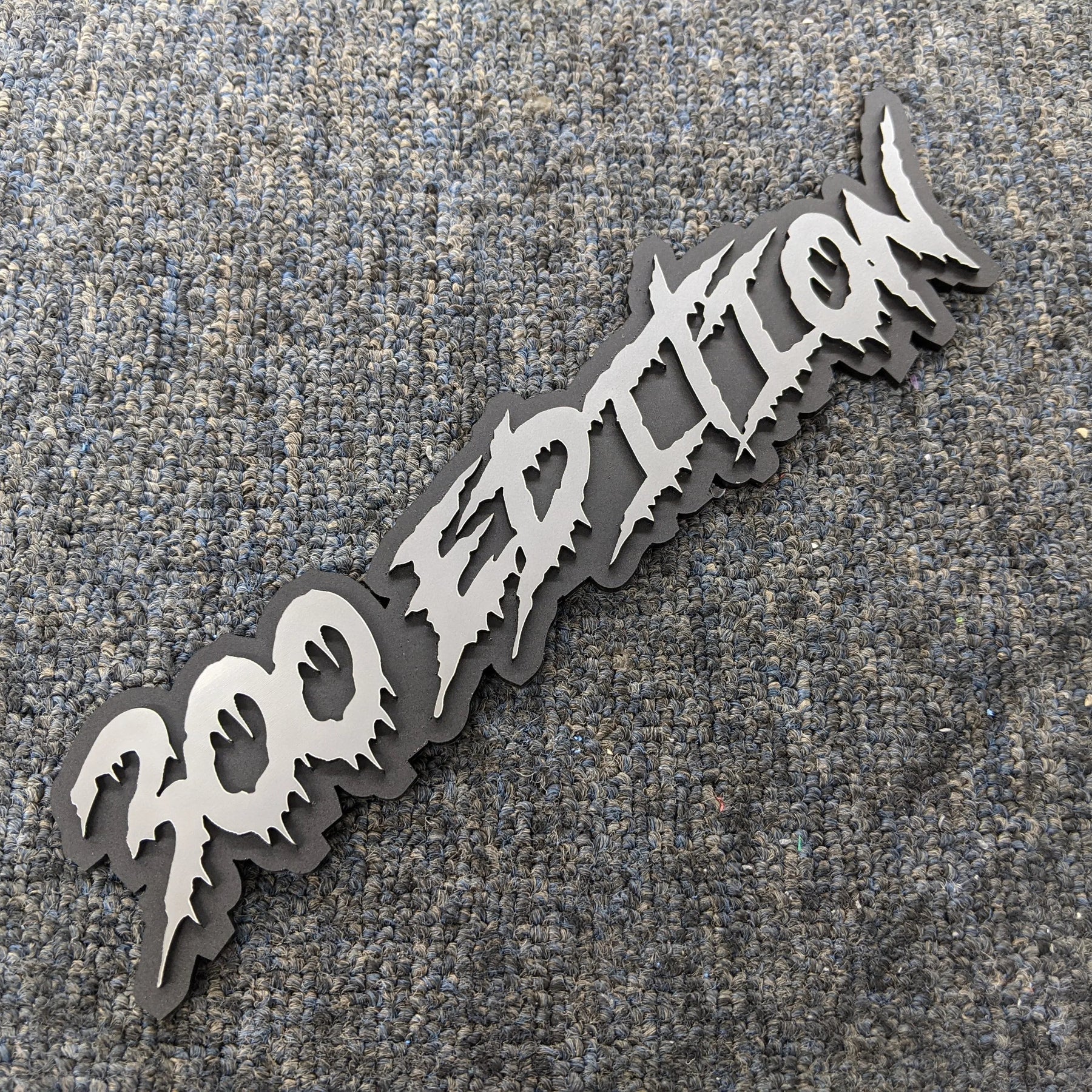 Badge de véhicule avec texte personnalisé - Police goutte à goutte - Double couche - Plusieurs choix de couleurs disponibles