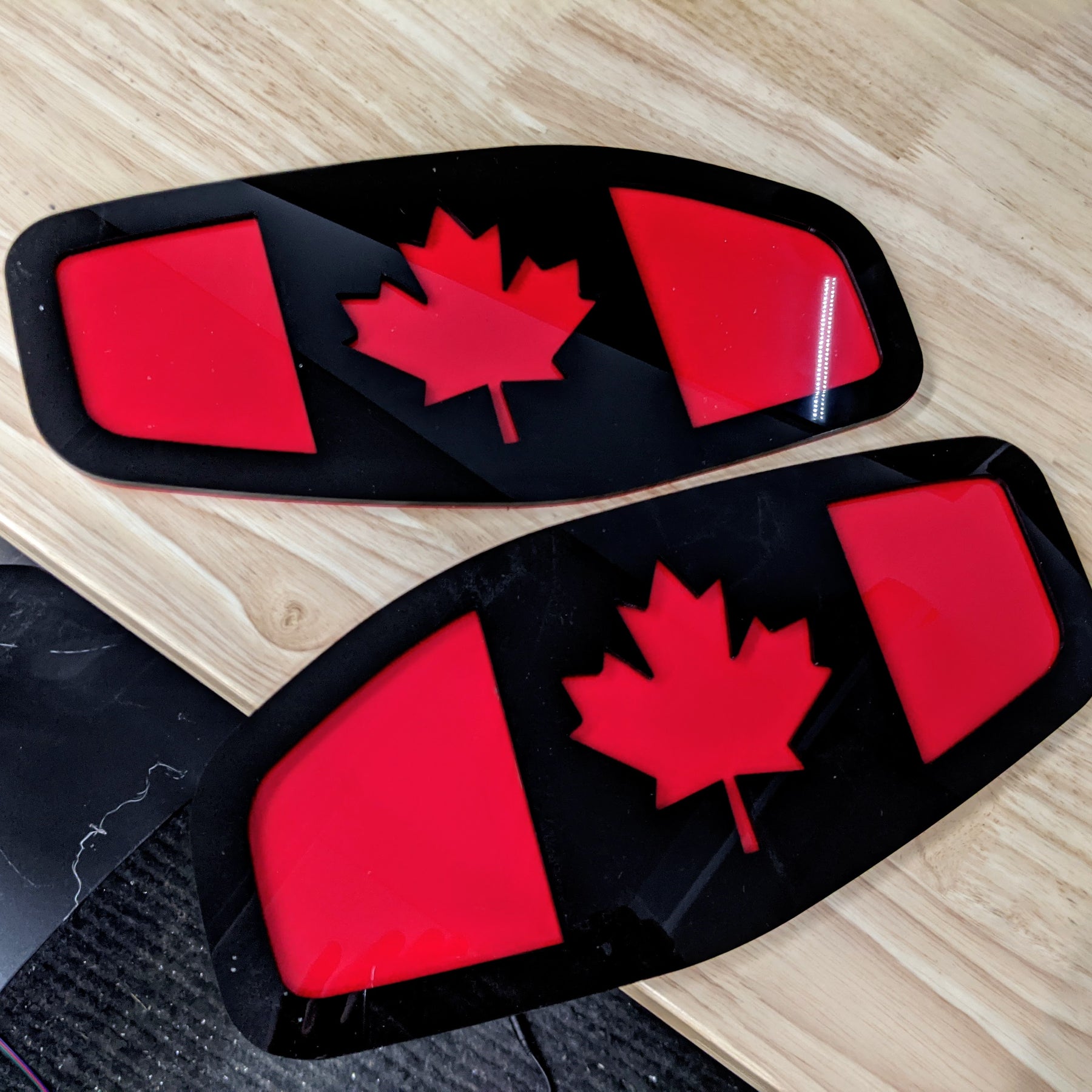 Badges d'aile Nissan Titan® 2016-2024 - Drapeau canadien - Plusieurs couleurs disponibles