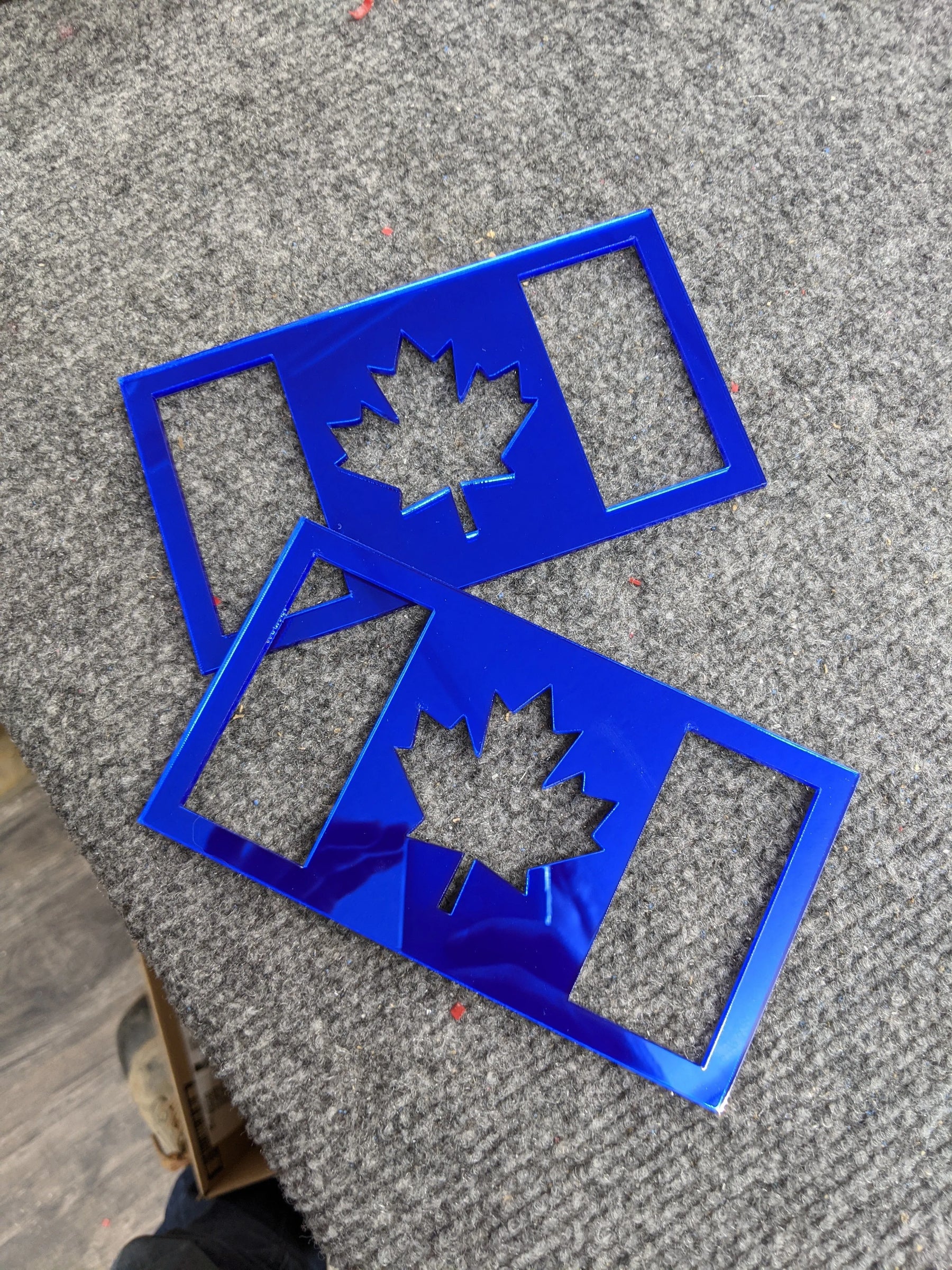 Paire d'insignes de garde-boue avec drapeau canadien - Plusieurs couleurs disponibles