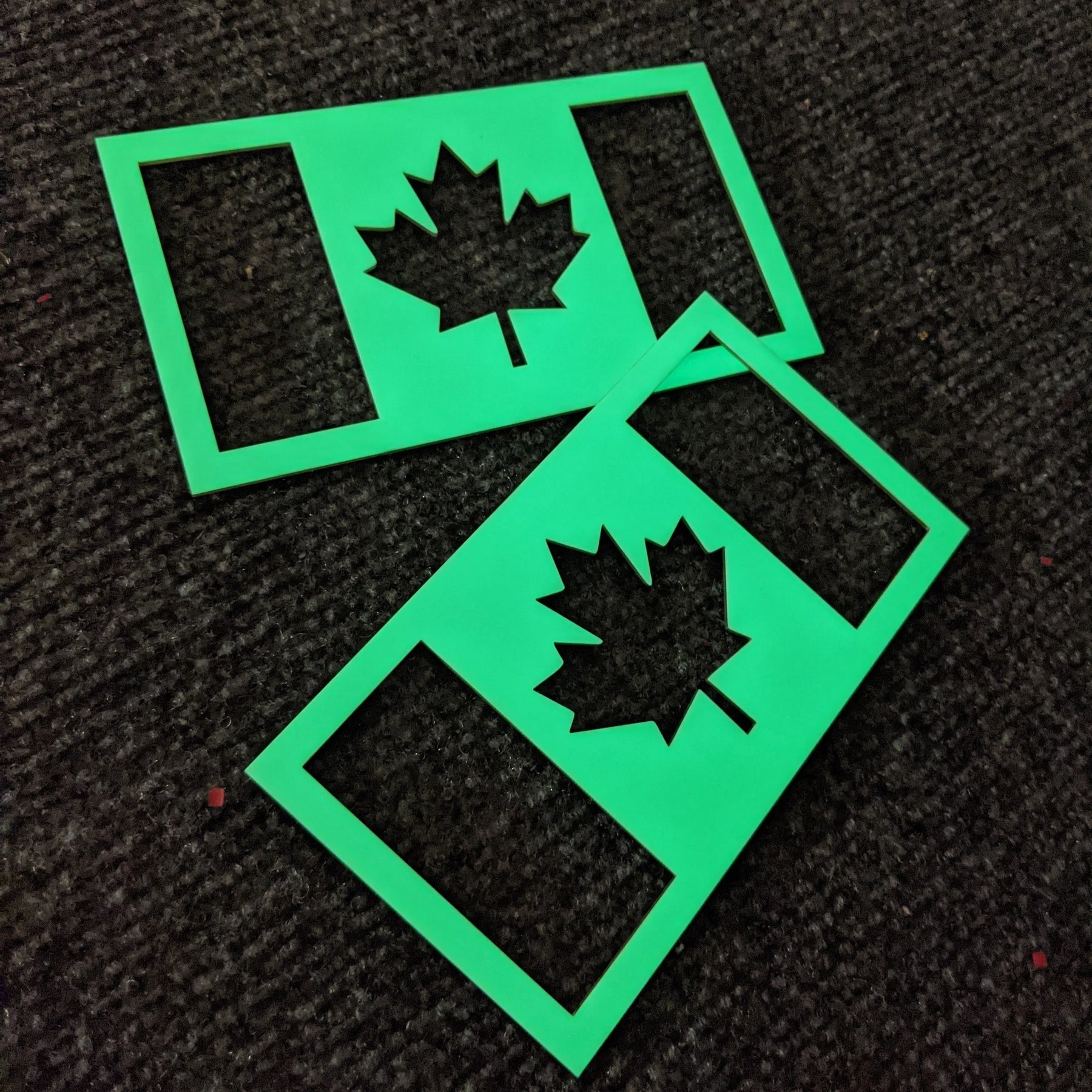 Paire d'insignes de garde-boue avec drapeau canadien - Plusieurs couleurs disponibles