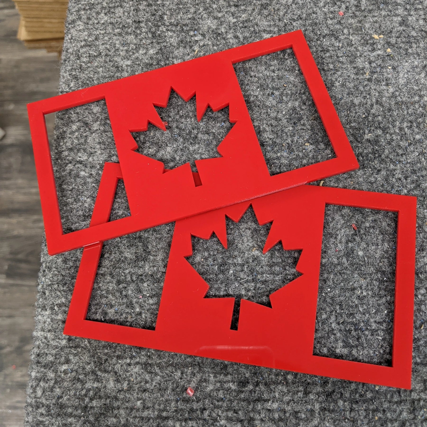 Paire d'insignes de garde-boue avec drapeau canadien - Plusieurs couleurs disponibles