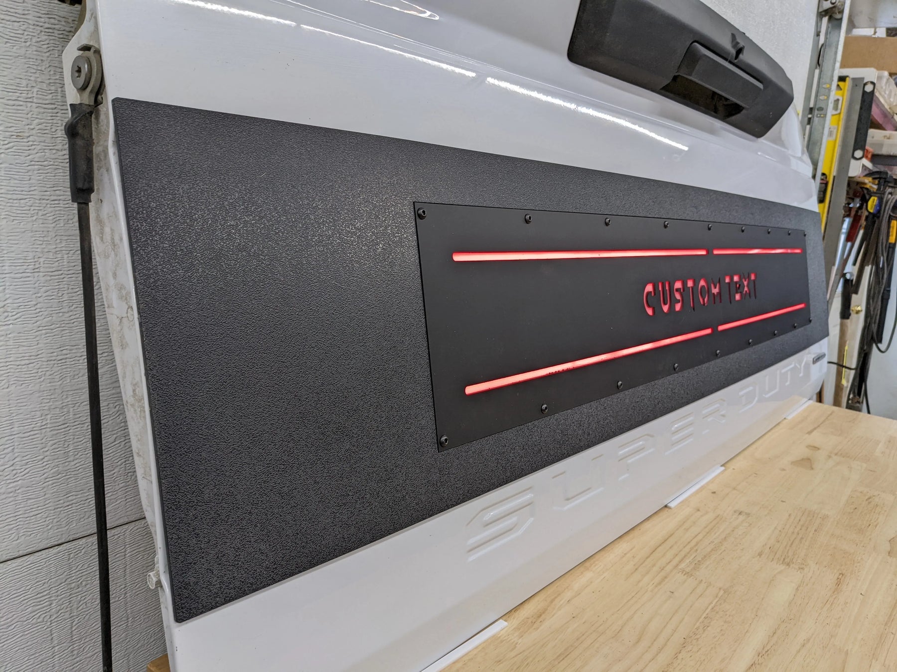 Applique de hayon à LED avec texte personnalisé - Compatible avec Ford® F250®, F350®, F450® 2017-2022