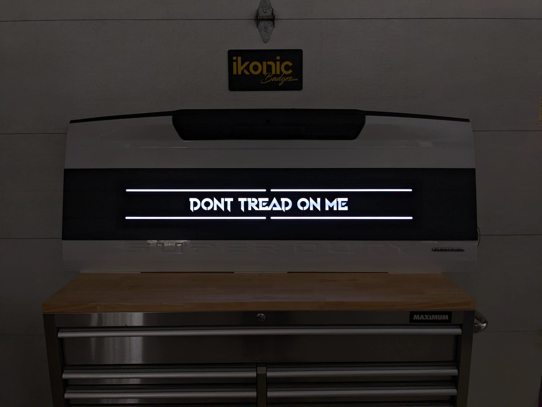 Applique de hayon à LED avec texte personnalisé - Compatible avec Ford® F250®, F350®, F450® 2017-2022