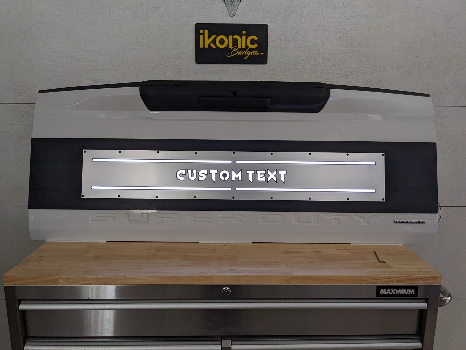 Applique de hayon à LED avec texte personnalisé - Compatible avec Ford® F250®, F350®, F450® 2017-2022