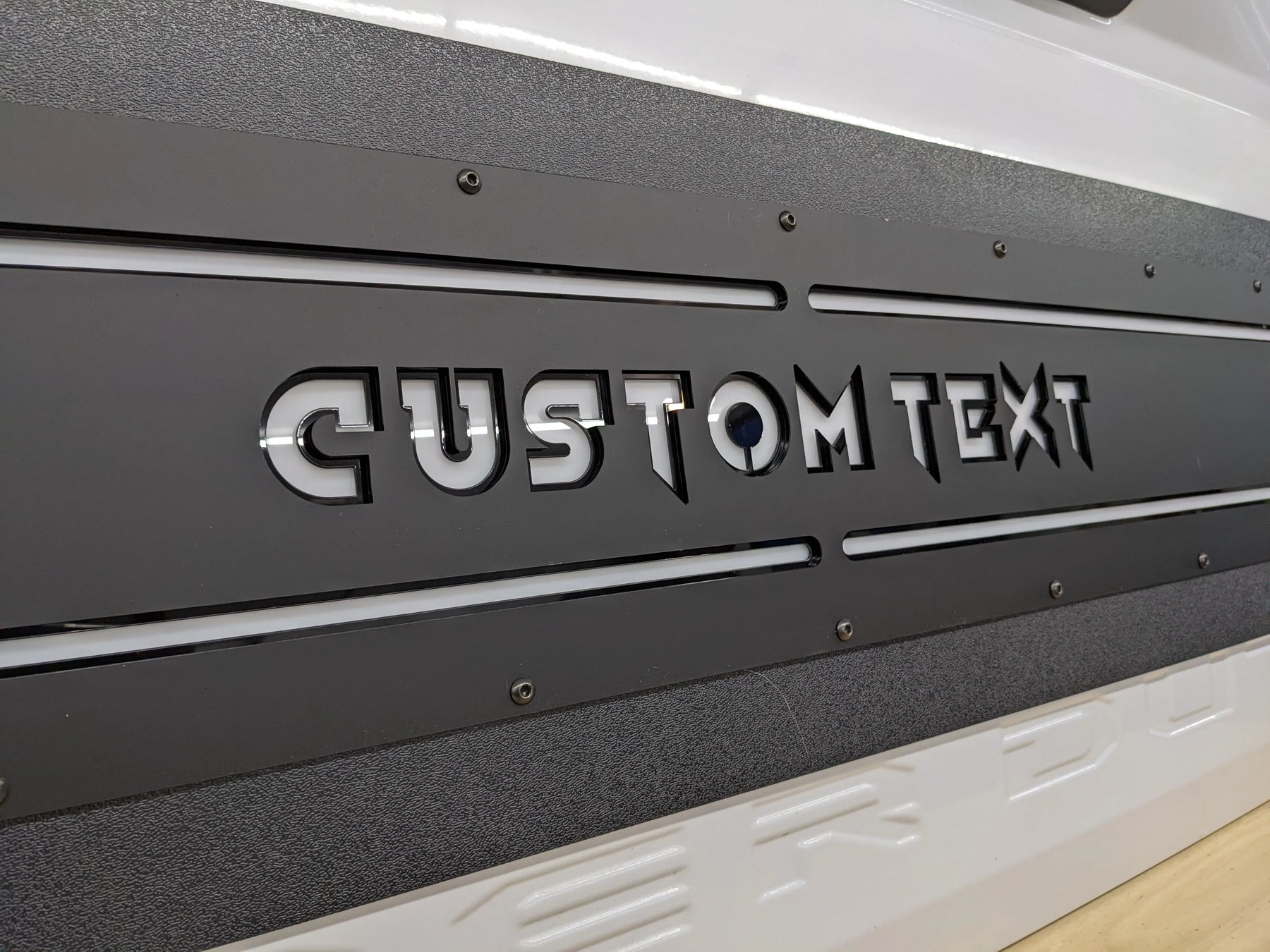 Applique de hayon à LED avec texte personnalisé - Compatible avec Ford® F250®, F350®, F450® 2017-2022