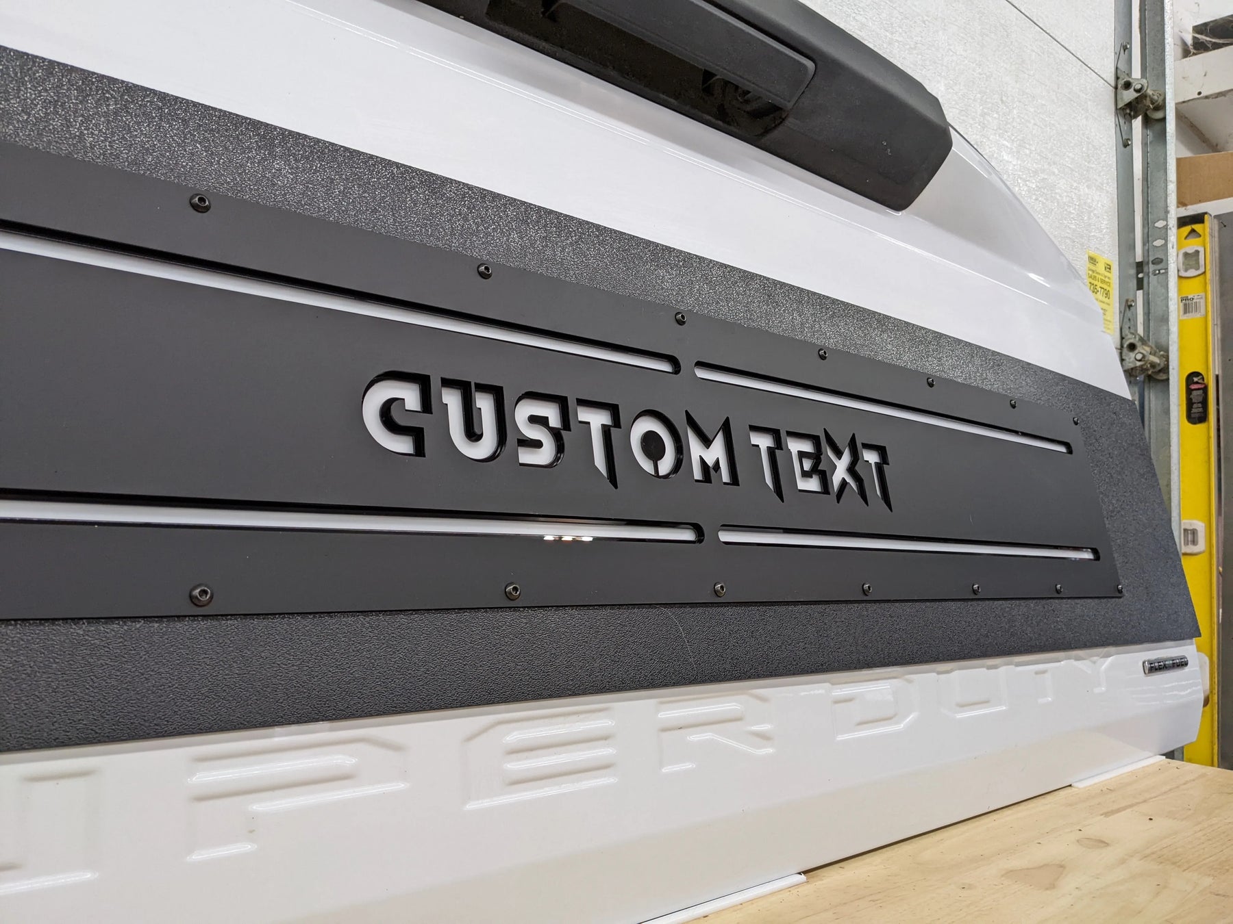 Applique de hayon à LED avec texte personnalisé - Compatible avec Ford® F250®, F350®, F450® 2017-2022