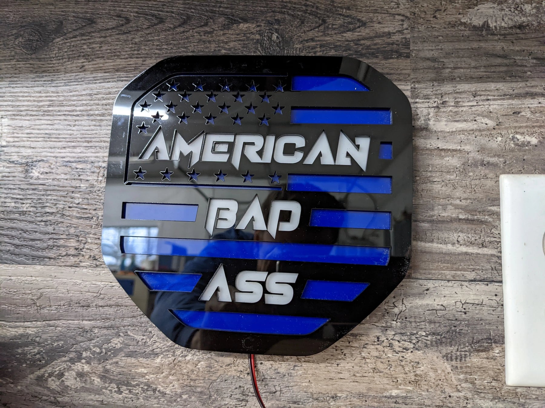Badge LED American Bad Ass - Compatible avec les modèles Dodge® Ram® Tailgate 2019+ (5e génération) -1500, 2500, 3500