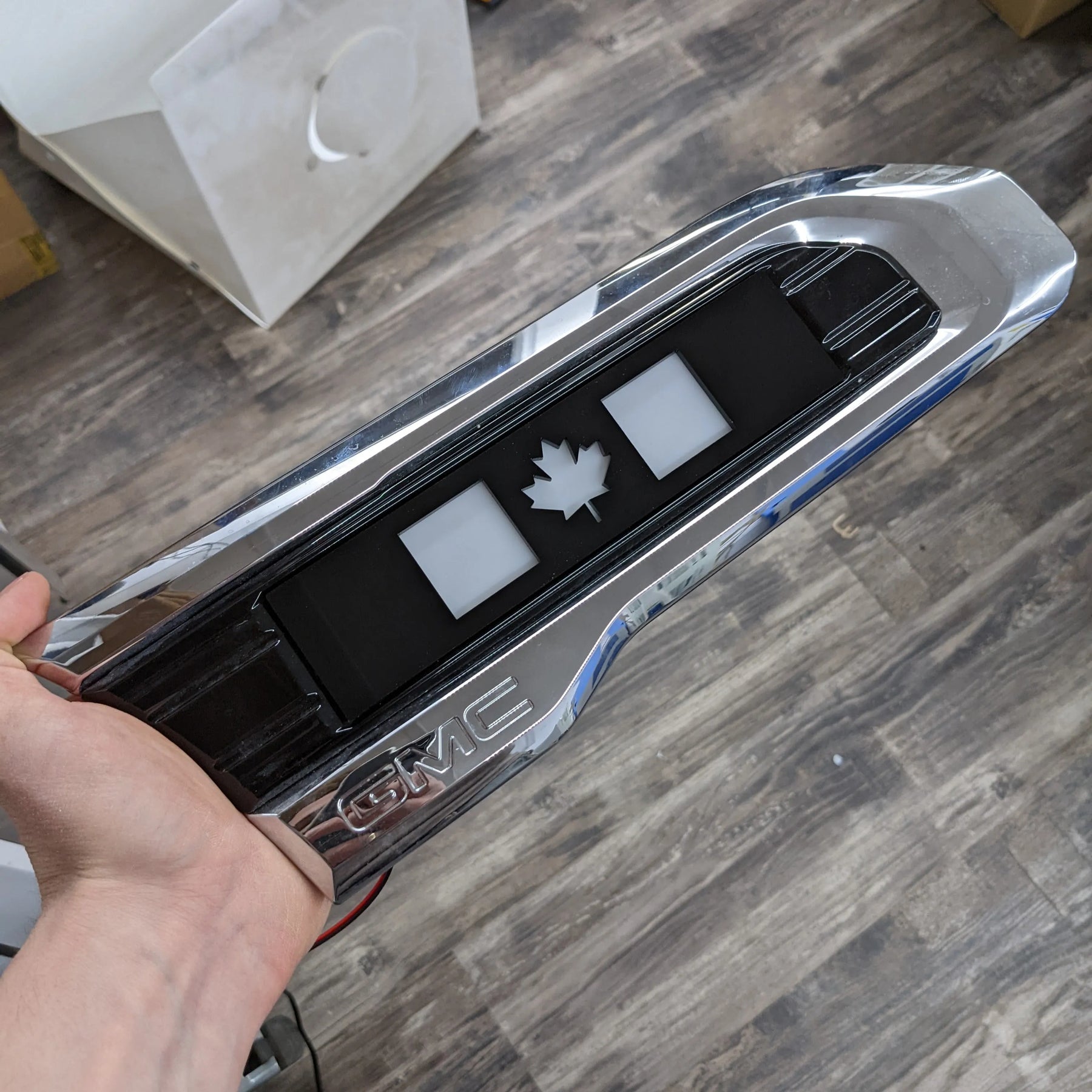 Inserts d'insigne de drapeau canadien - Compatible avec les modèles GMC 2500, 3500 HD 2020-2024 - (N'inclut pas l'insigne OEM) - Plusieurs couleurs disponibles